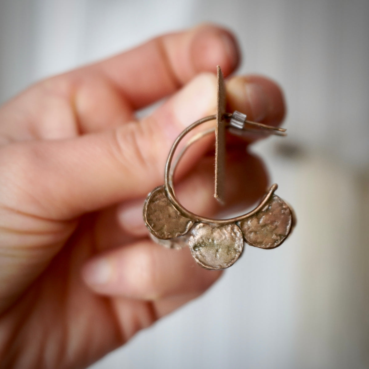 Orecchini a cerchio con piccoli semicerchi