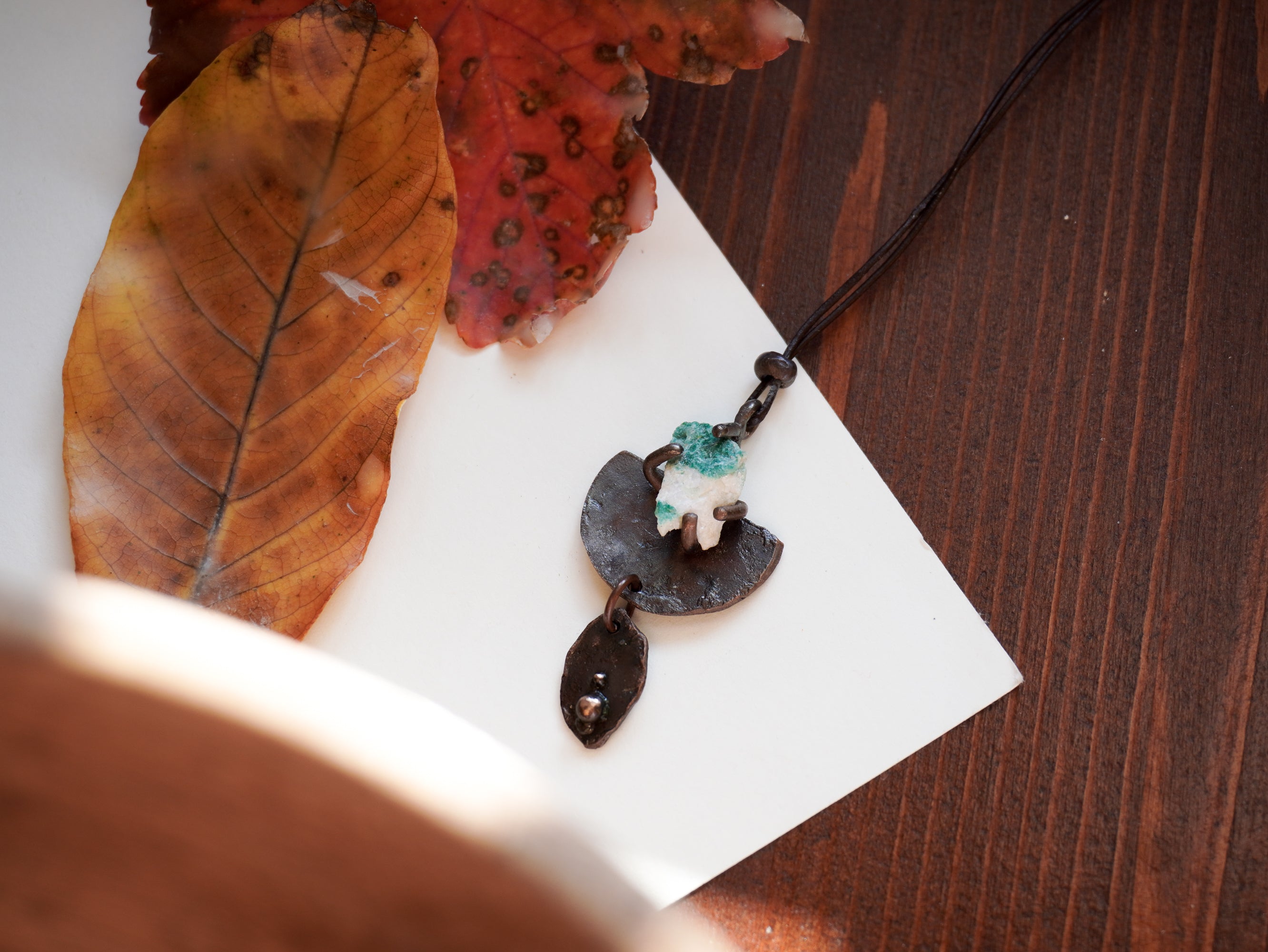 Collana pendente con pietra verde acqua e semicerchio