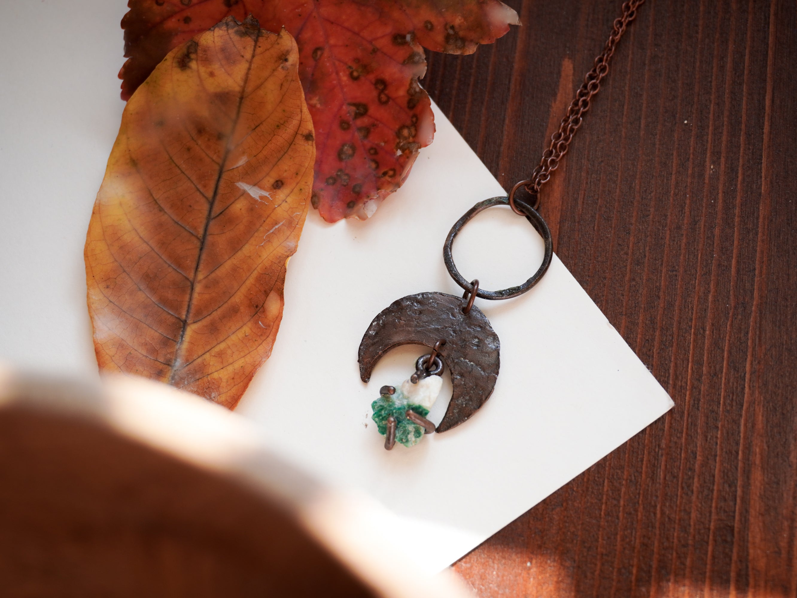 Collana pendente con pietra verde acqua e mezzaluna