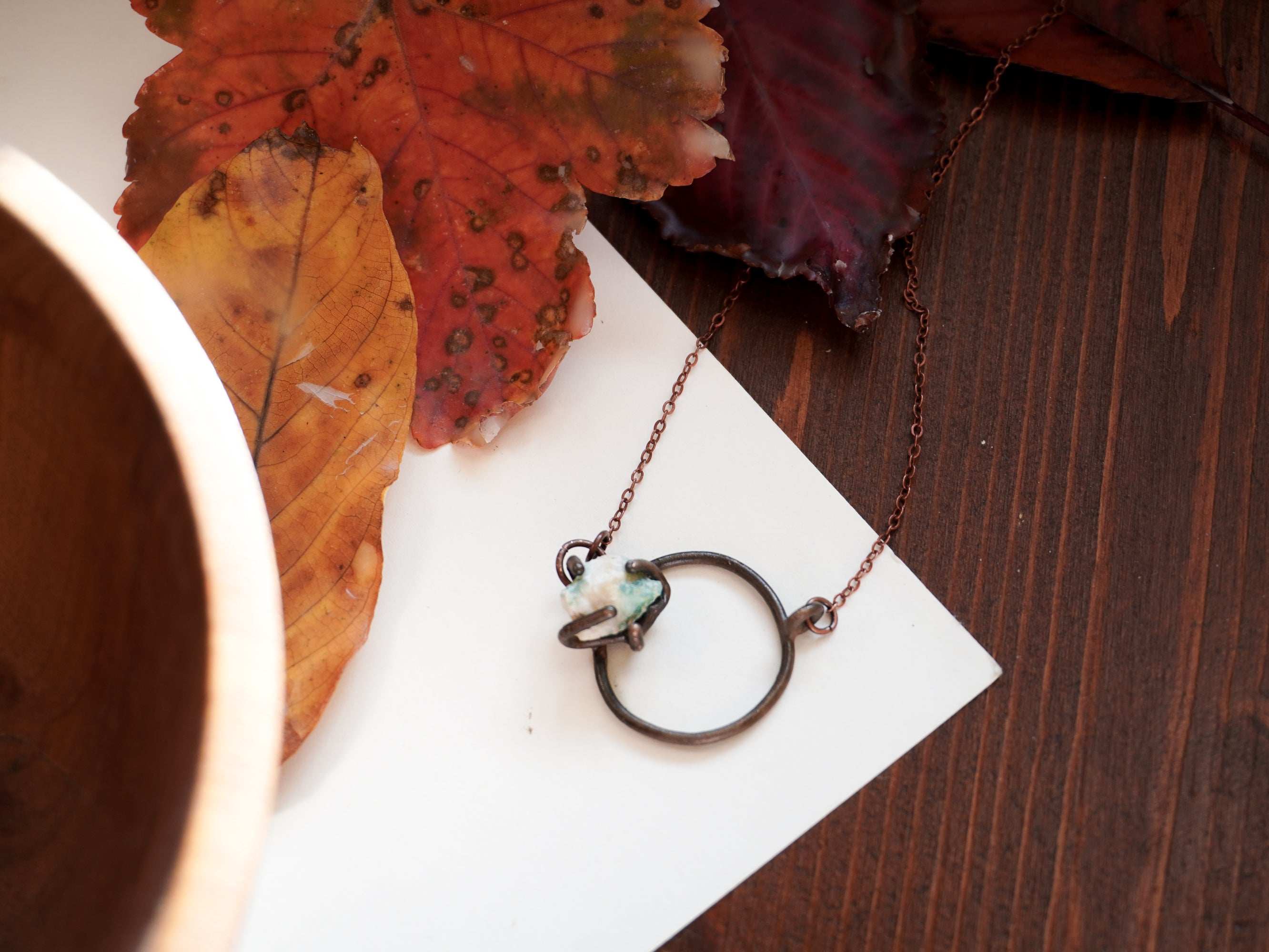 Collana semplice con cerchietto e pietra verde acqua