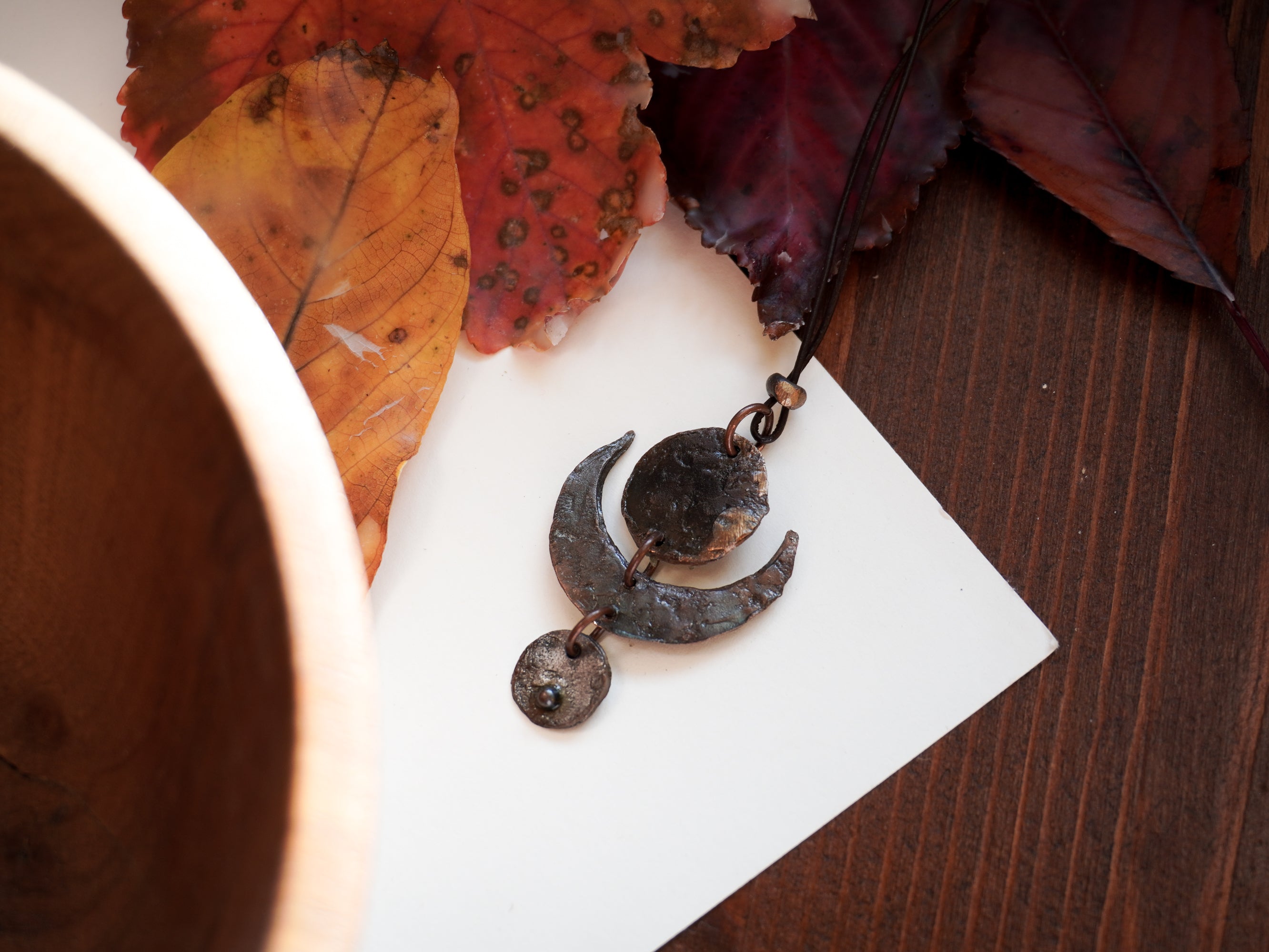 Collana con cerchietti e mezzaluna