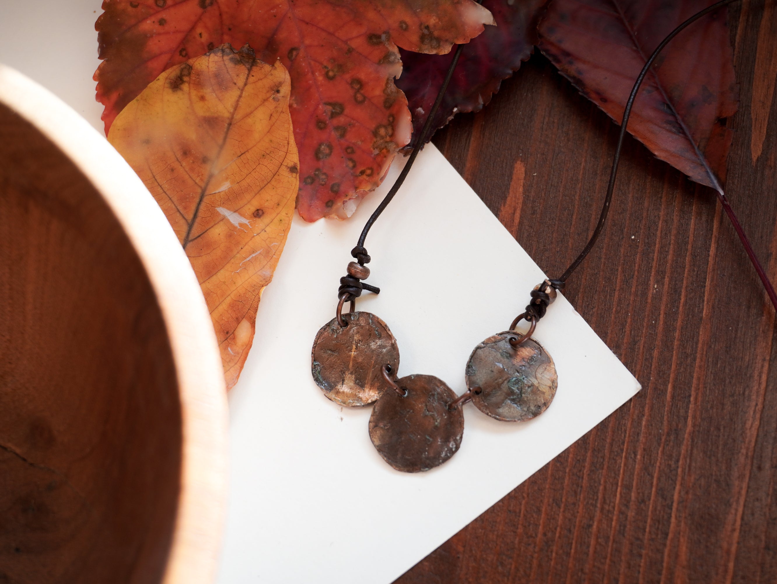 Collana con cerchietti e cordino in cuoio