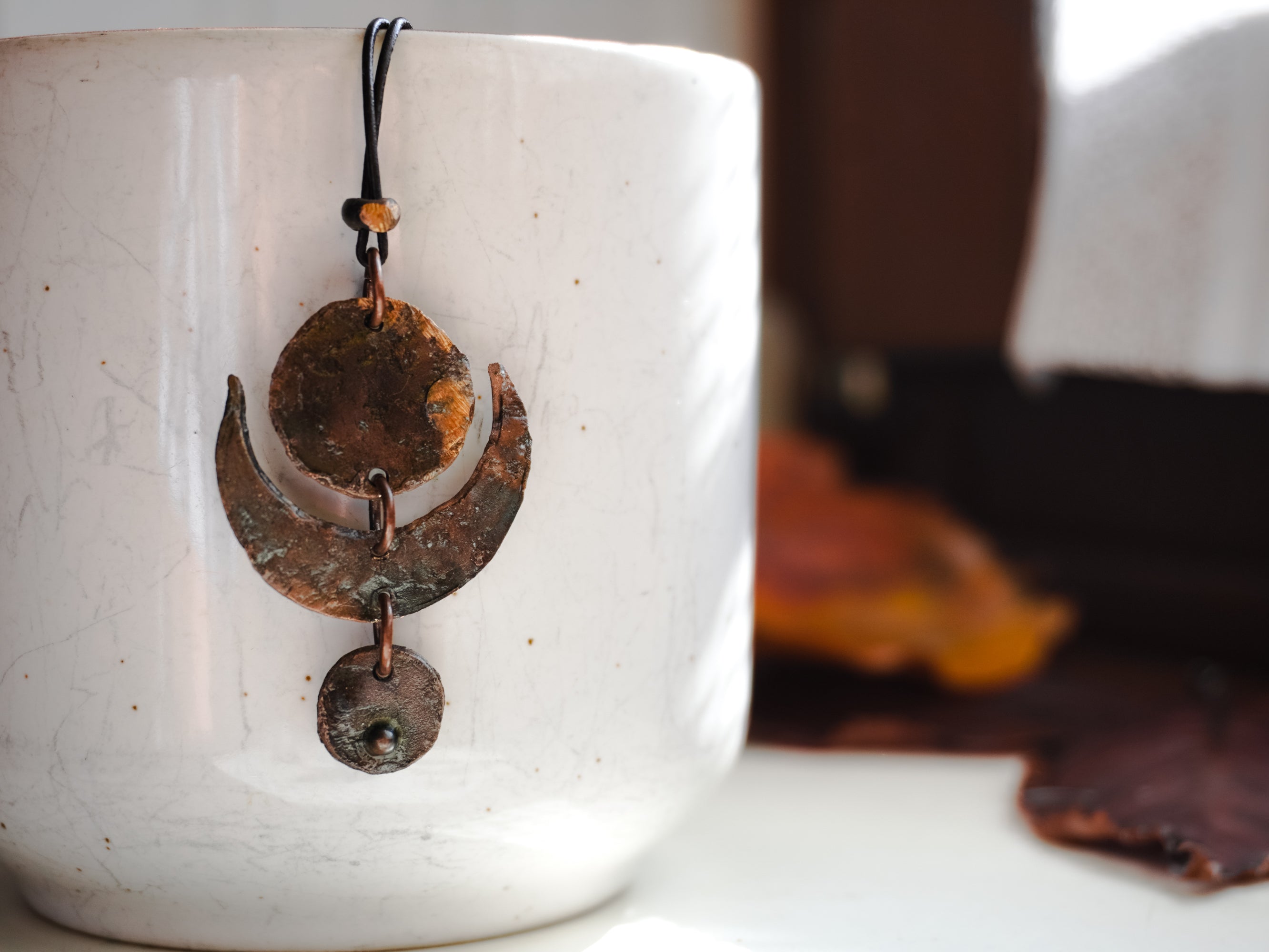Collana con cerchietti e mezzaluna