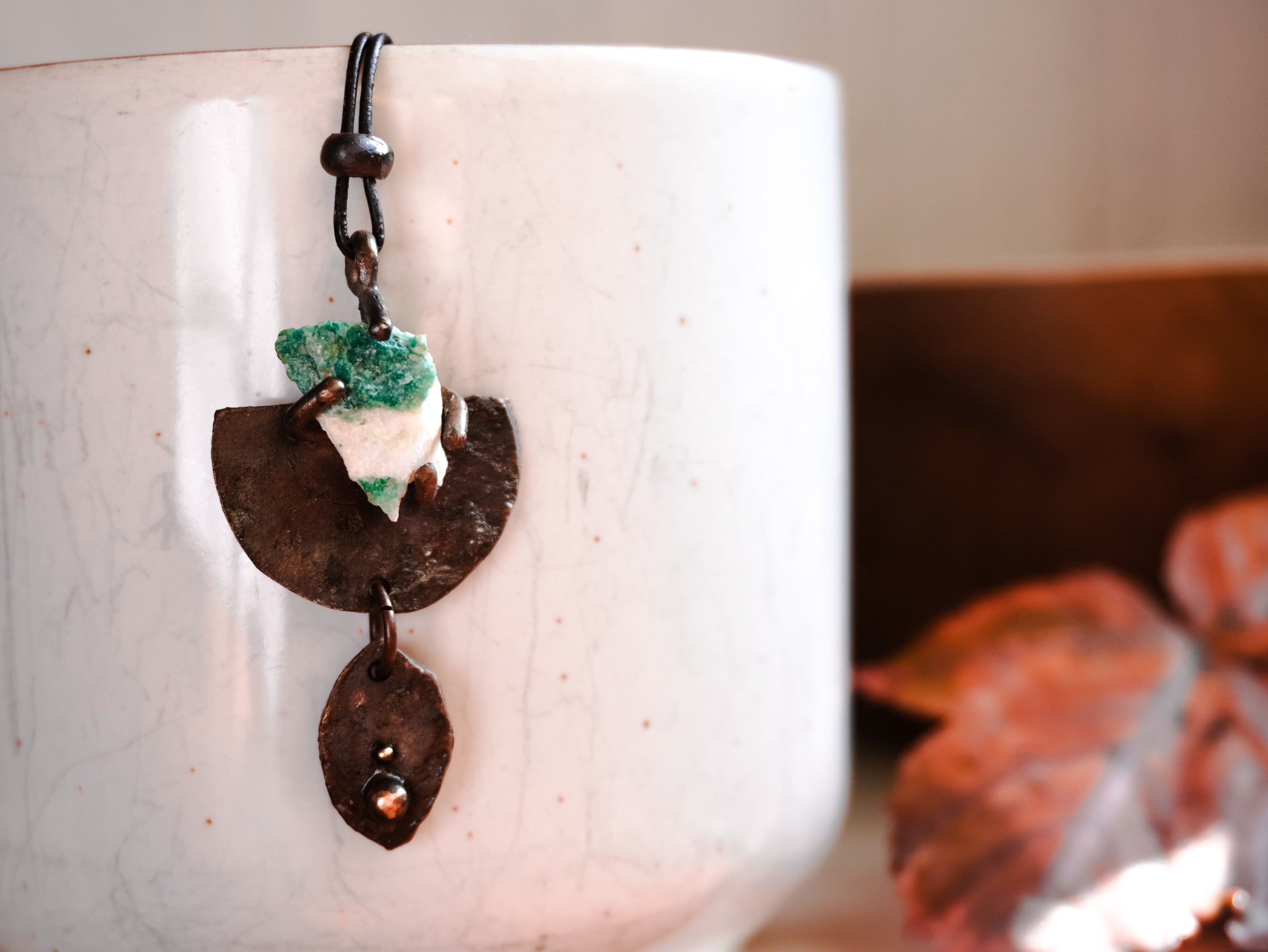 Collana pendente con pietra verde acqua e semicerchio