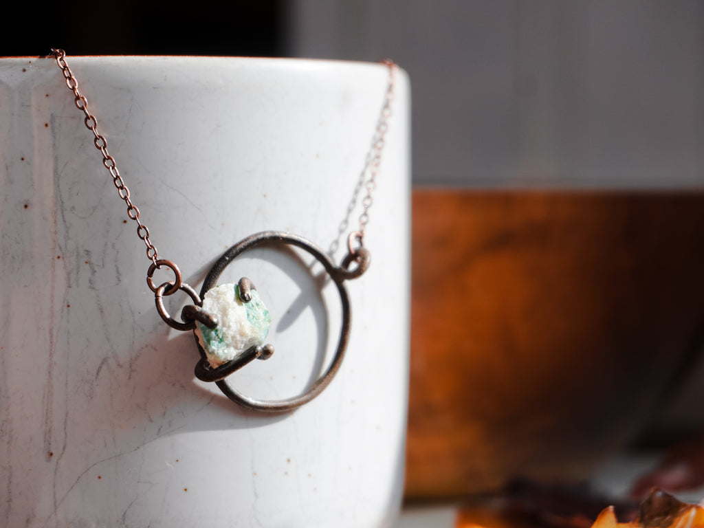 Collana semplice con cerchietto e pietra verde acqua