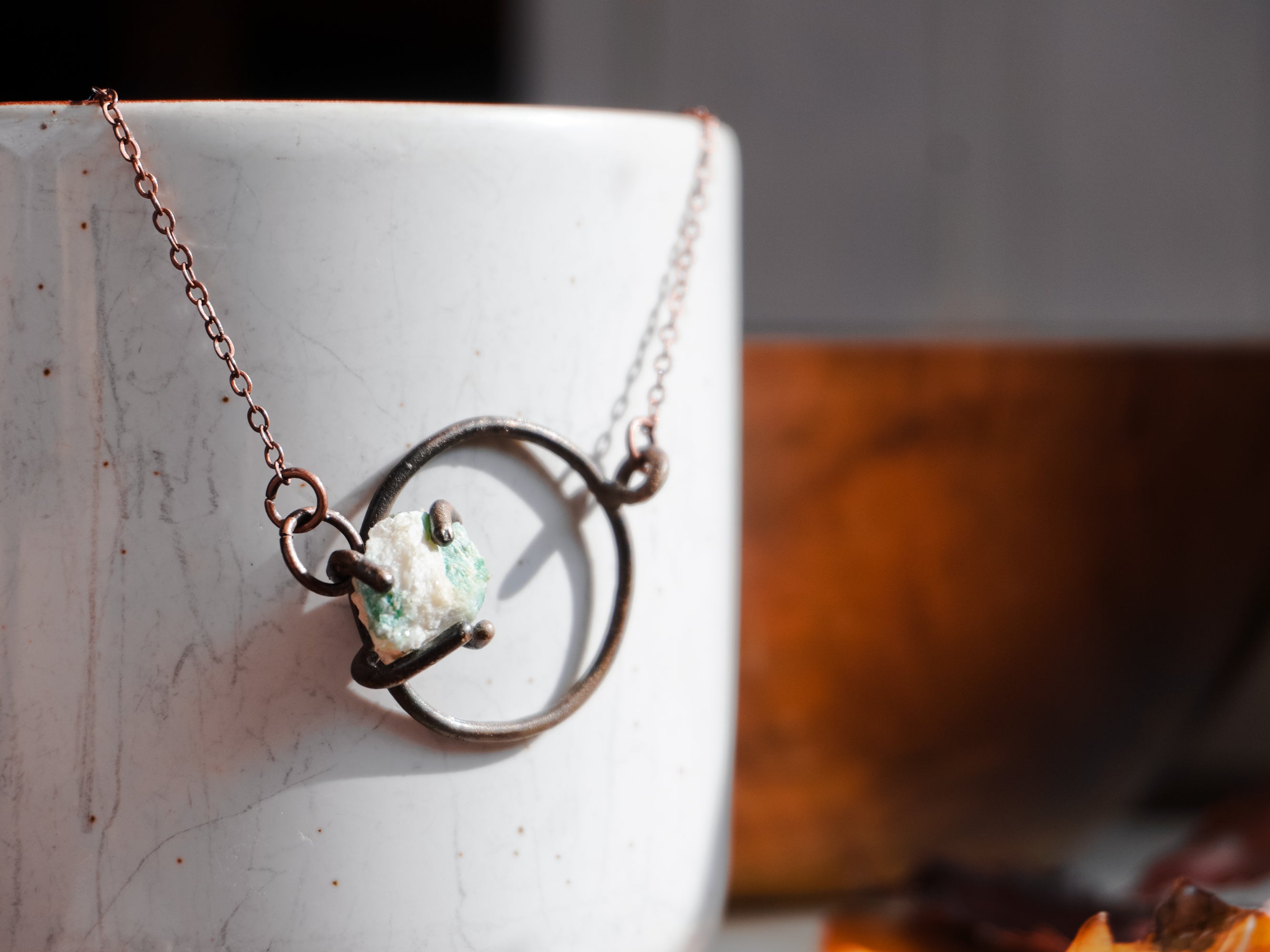 Collana semplice con cerchietto e pietra verde acqua