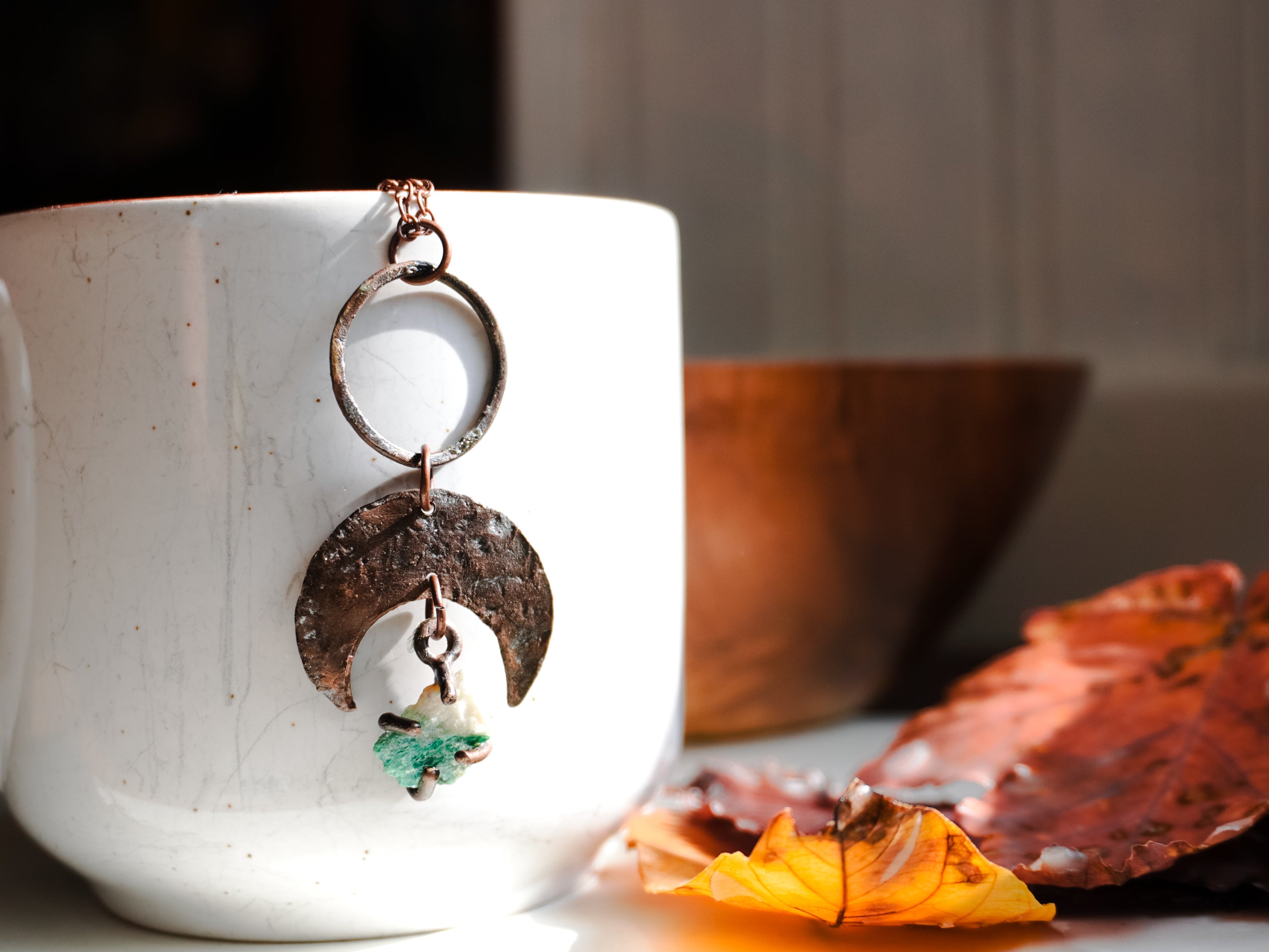 Collana pendente con pietra verde acqua e mezzaluna