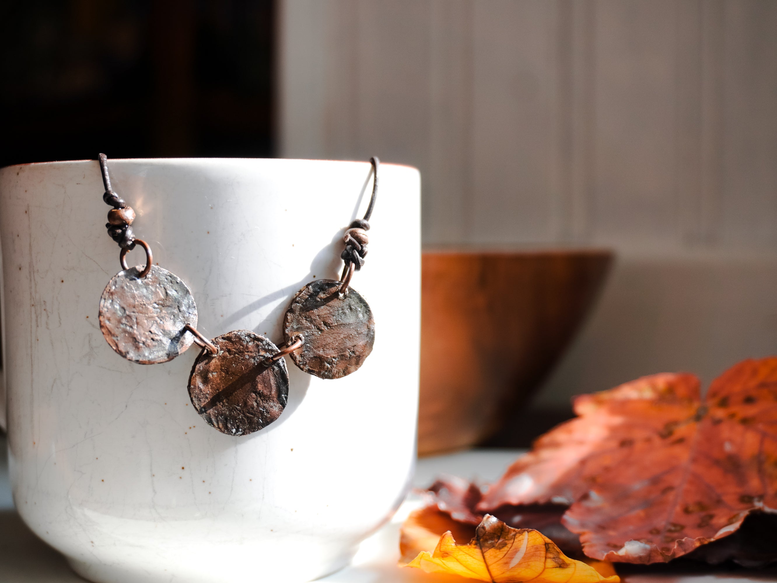 Collana con cerchietti e cordino in cuoio