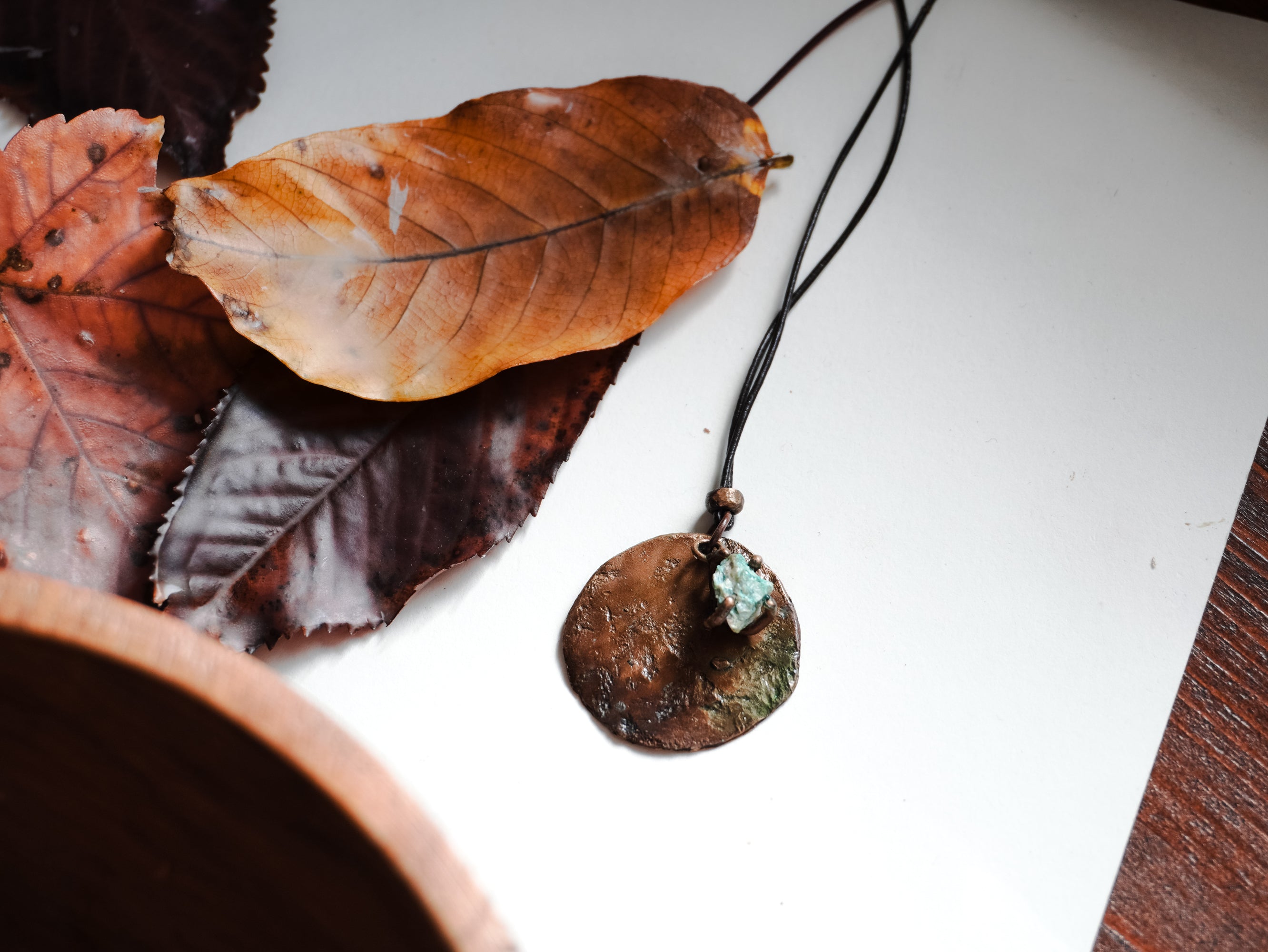 Collana pendente con cerchio e pietra verde acqua