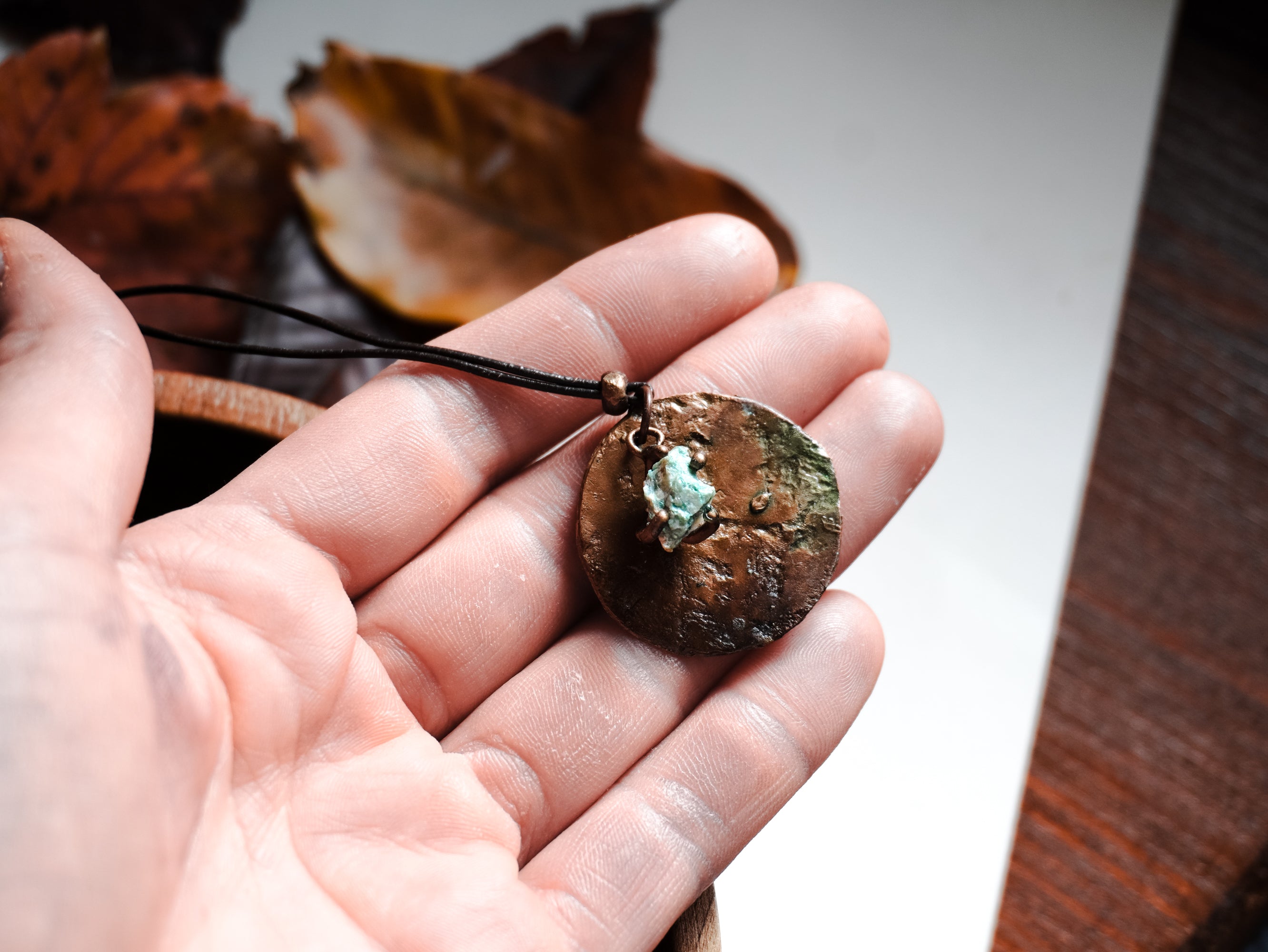 Collana pendente con cerchio e pietra verde acqua