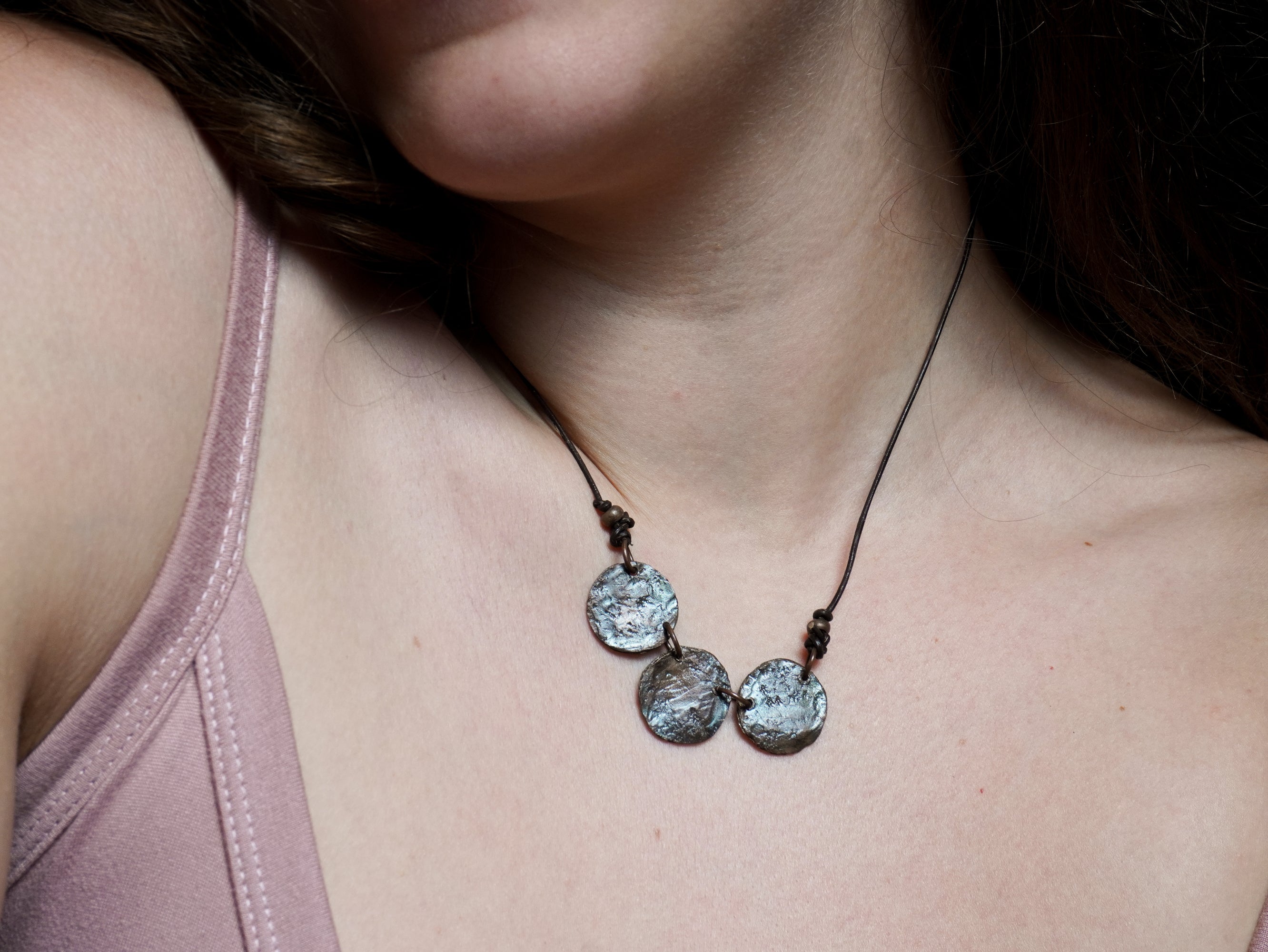 Collana con cerchietti e cordino in cuoio