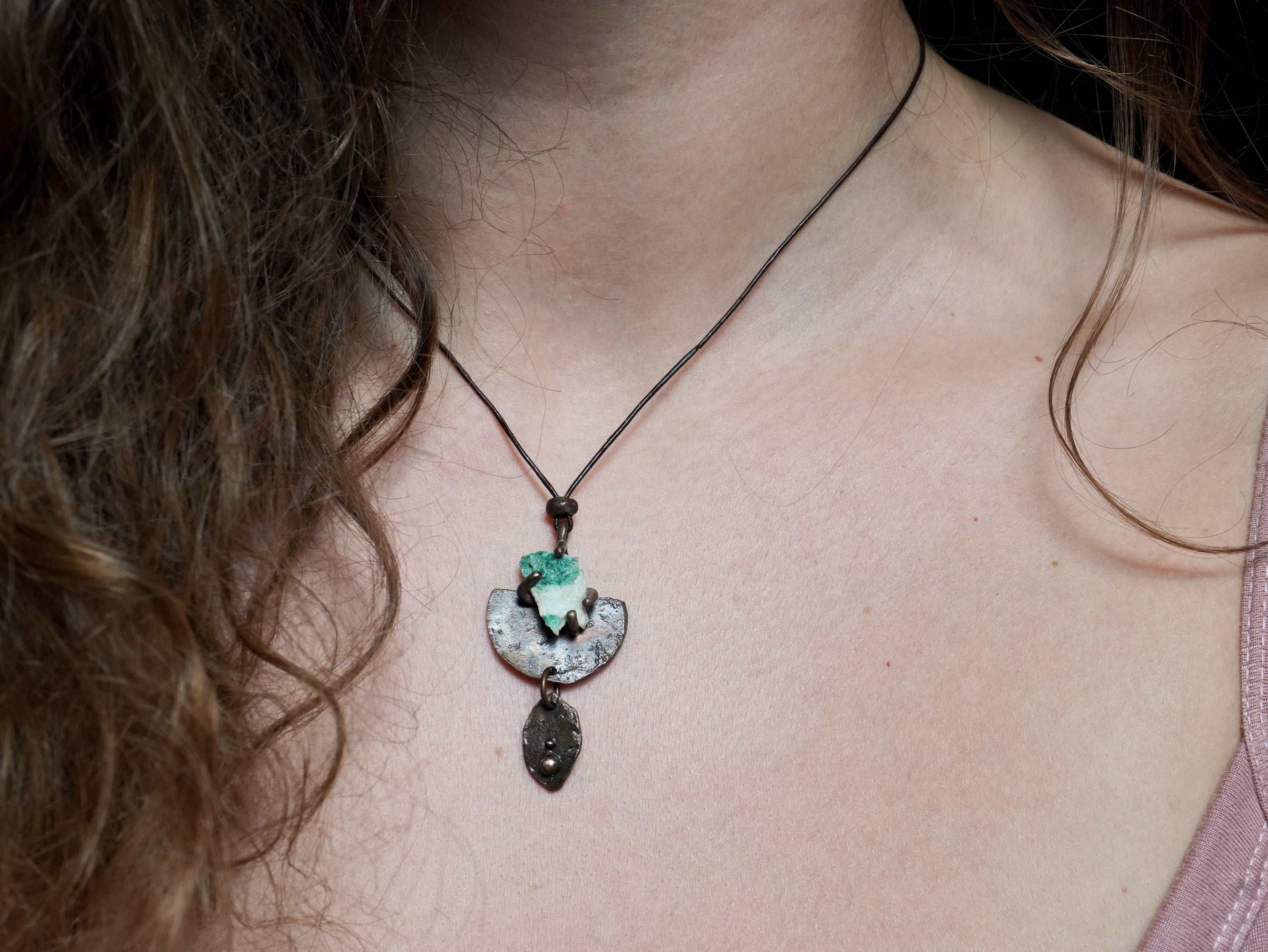 Collana pendente con pietra verde acqua e semicerchio