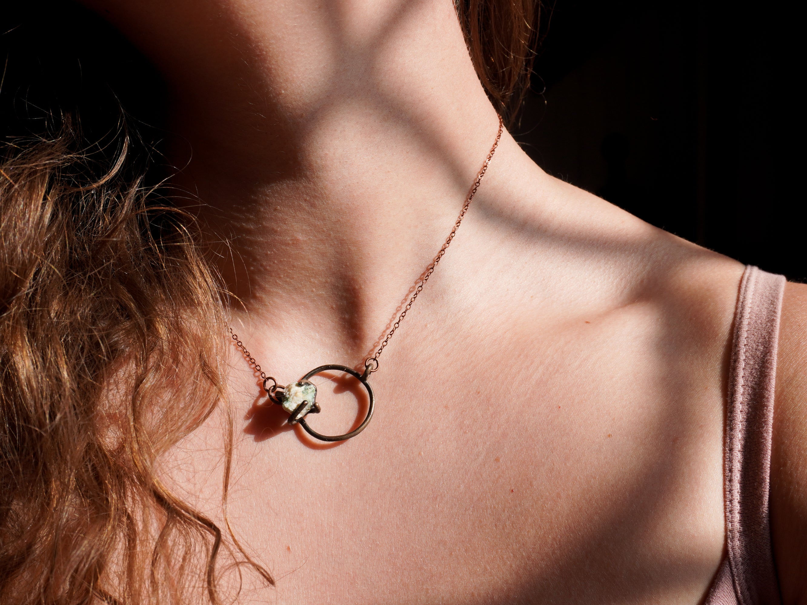 Collana semplice con cerchietto e pietra verde acqua