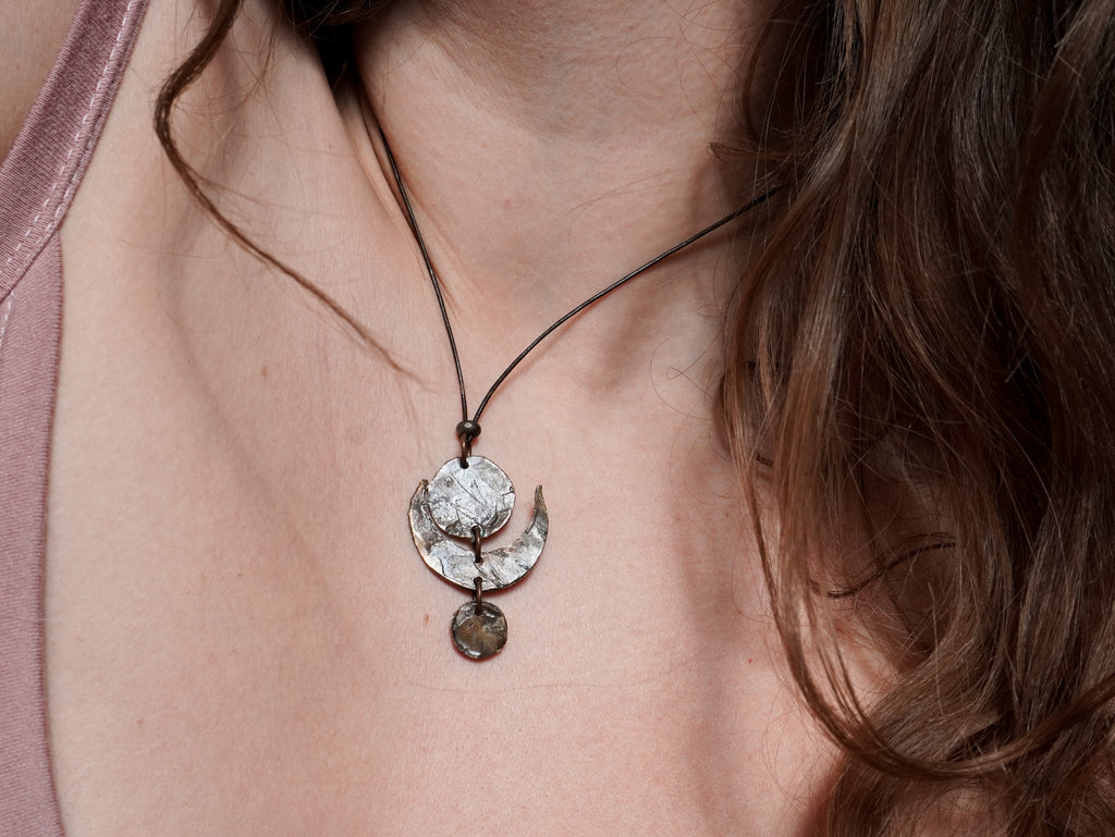Collana con cerchietti e mezzaluna