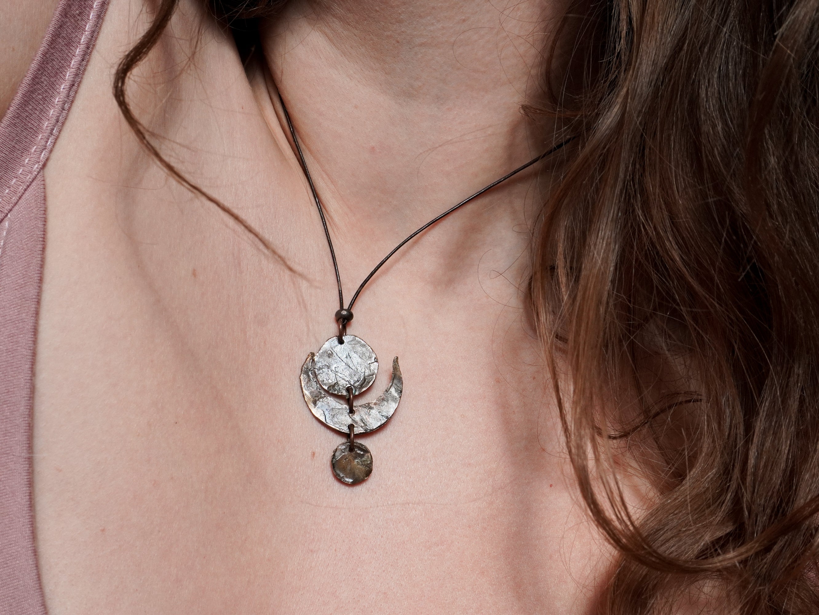 Collana con cerchietti e mezzaluna