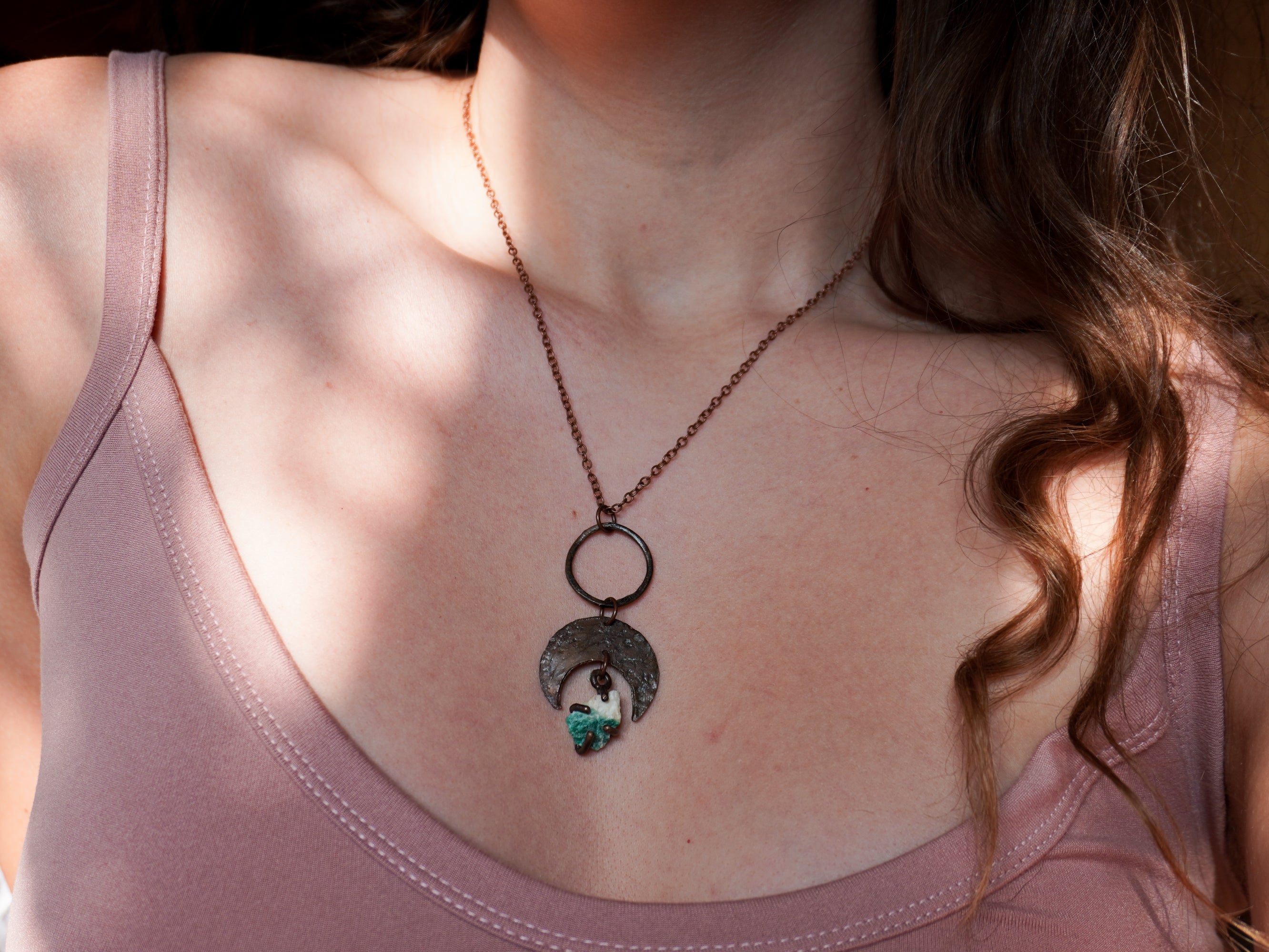 Collana pendente con pietra verde acqua e mezzaluna