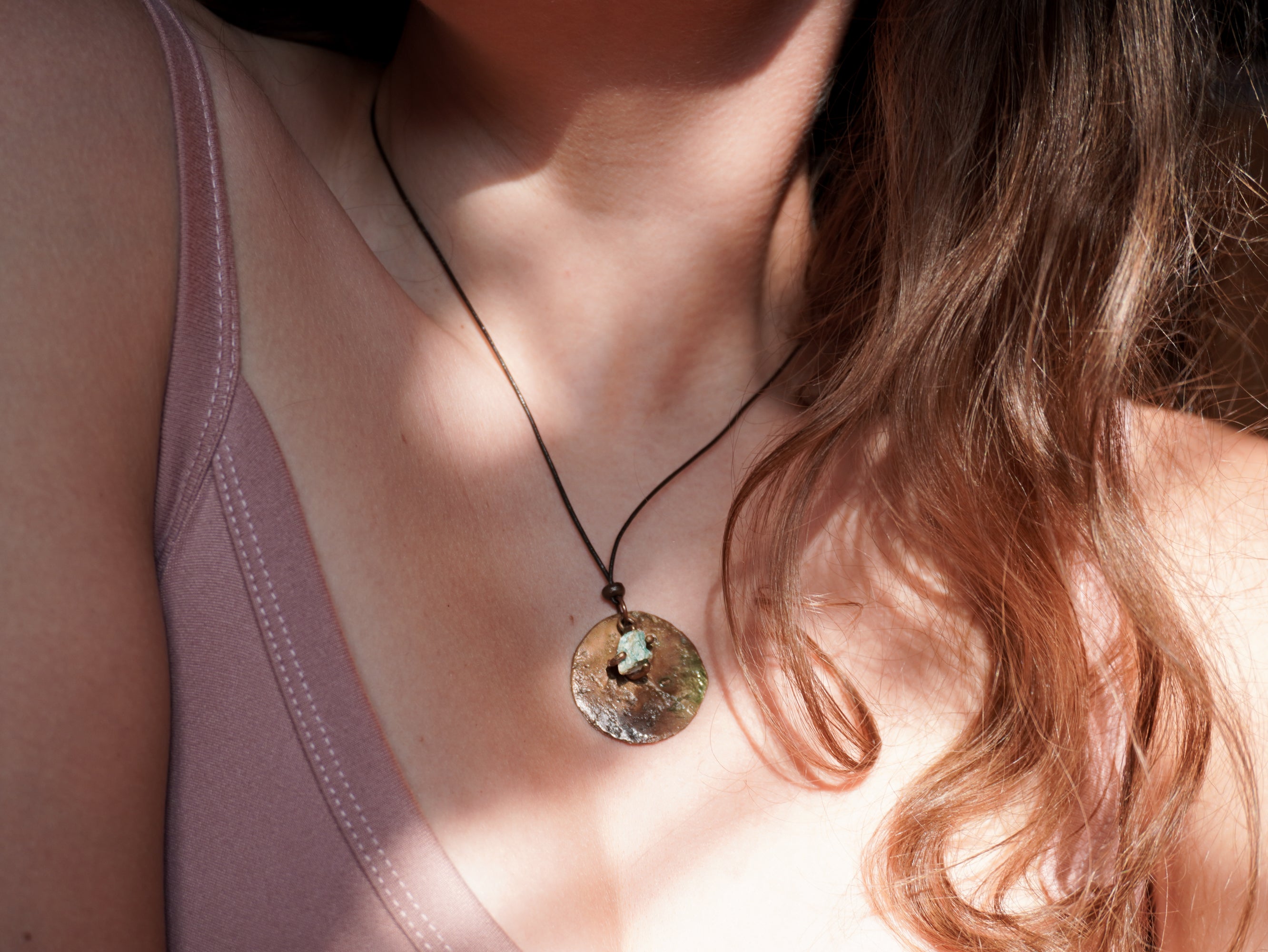 Collana pendente con cerchio e pietra verde acqua