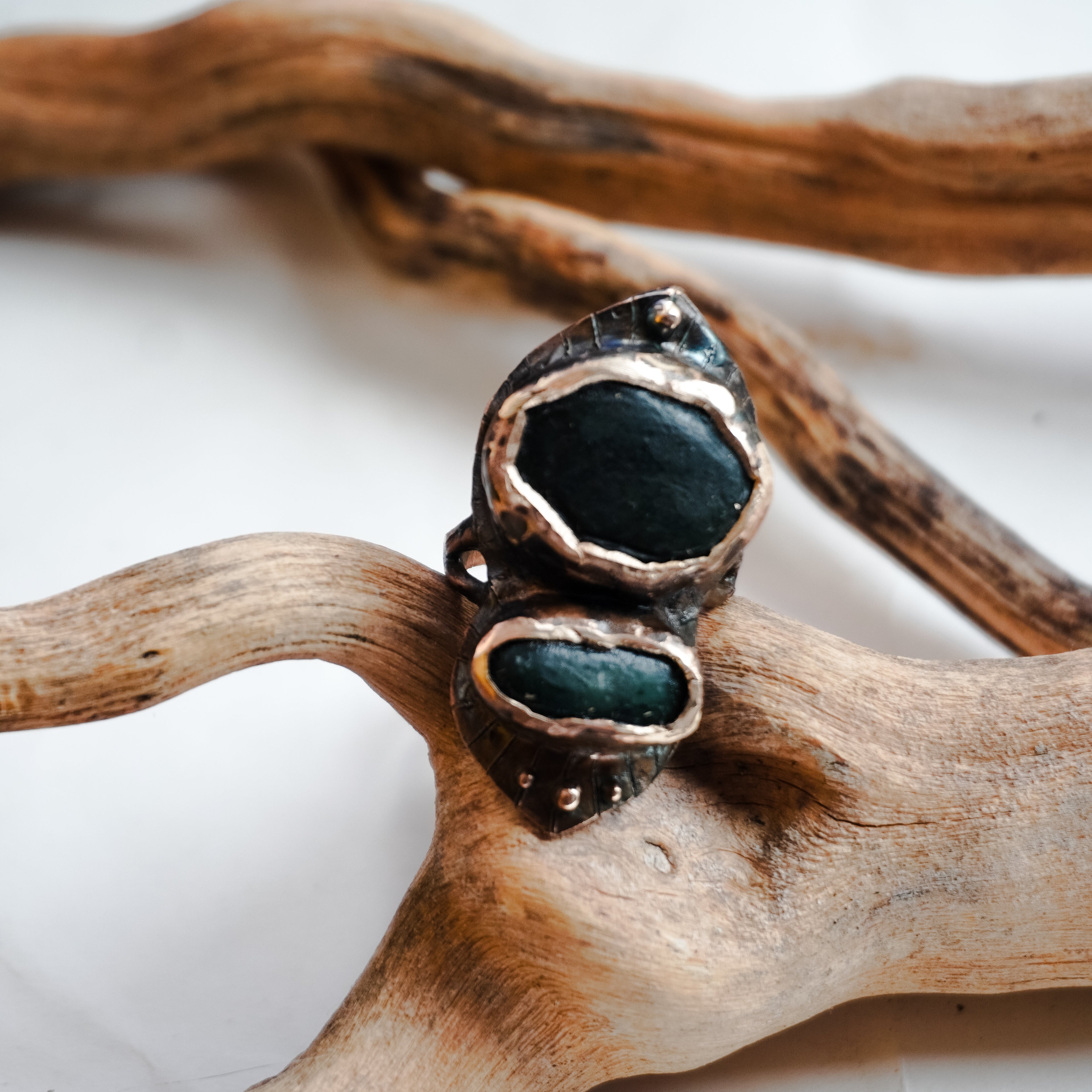 Anello con pietre di fiume