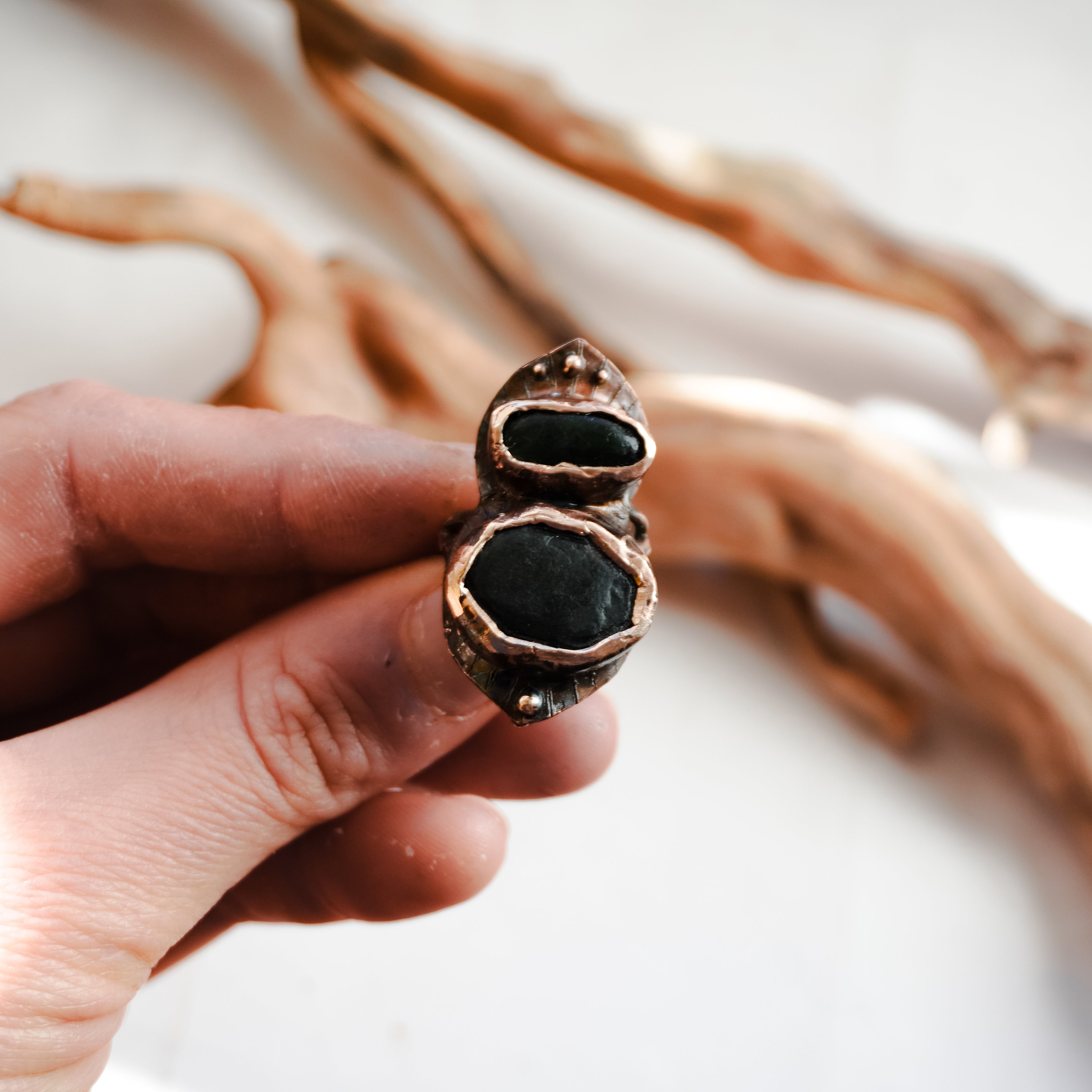 Anello con pietre di fiume