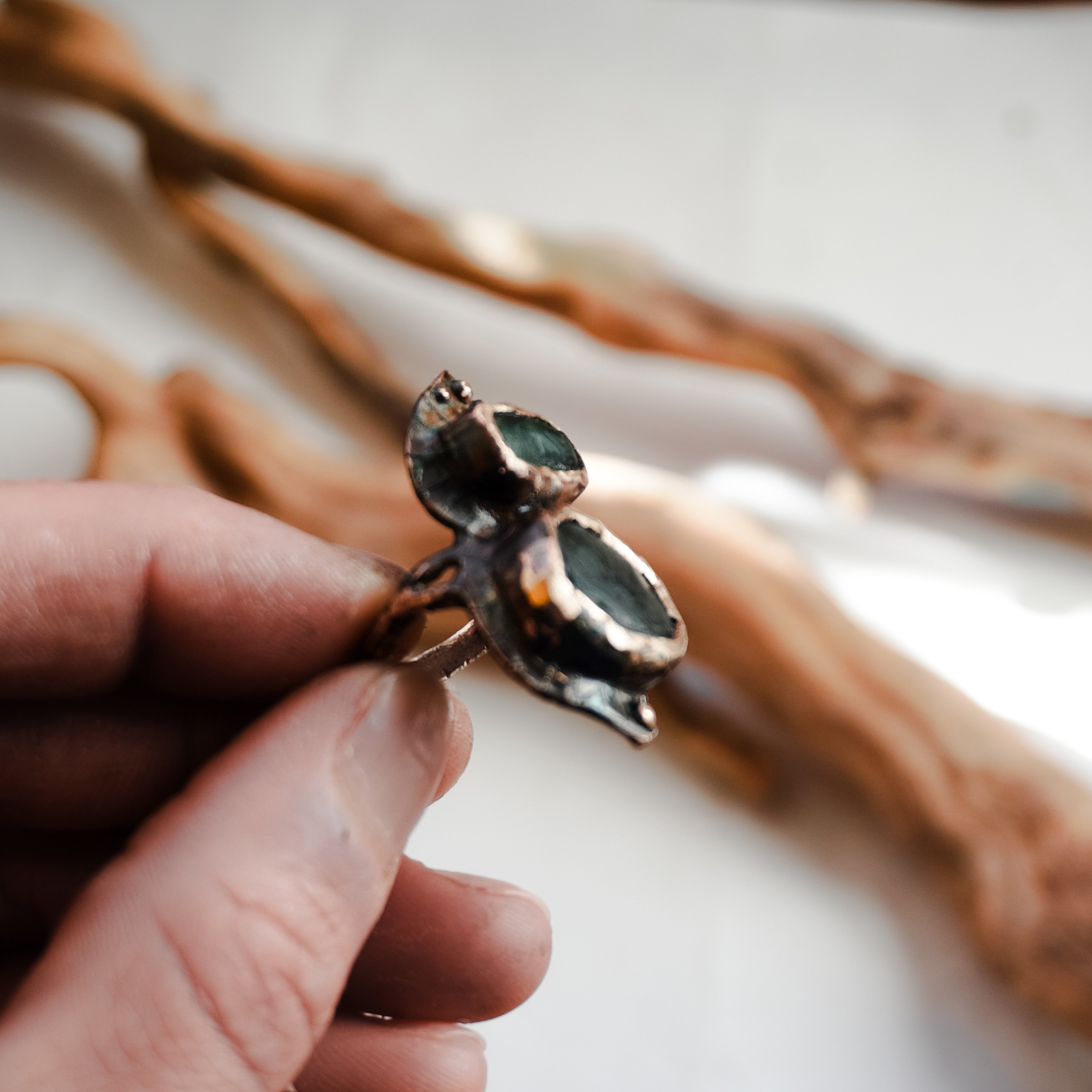 Anello con pietre di fiume