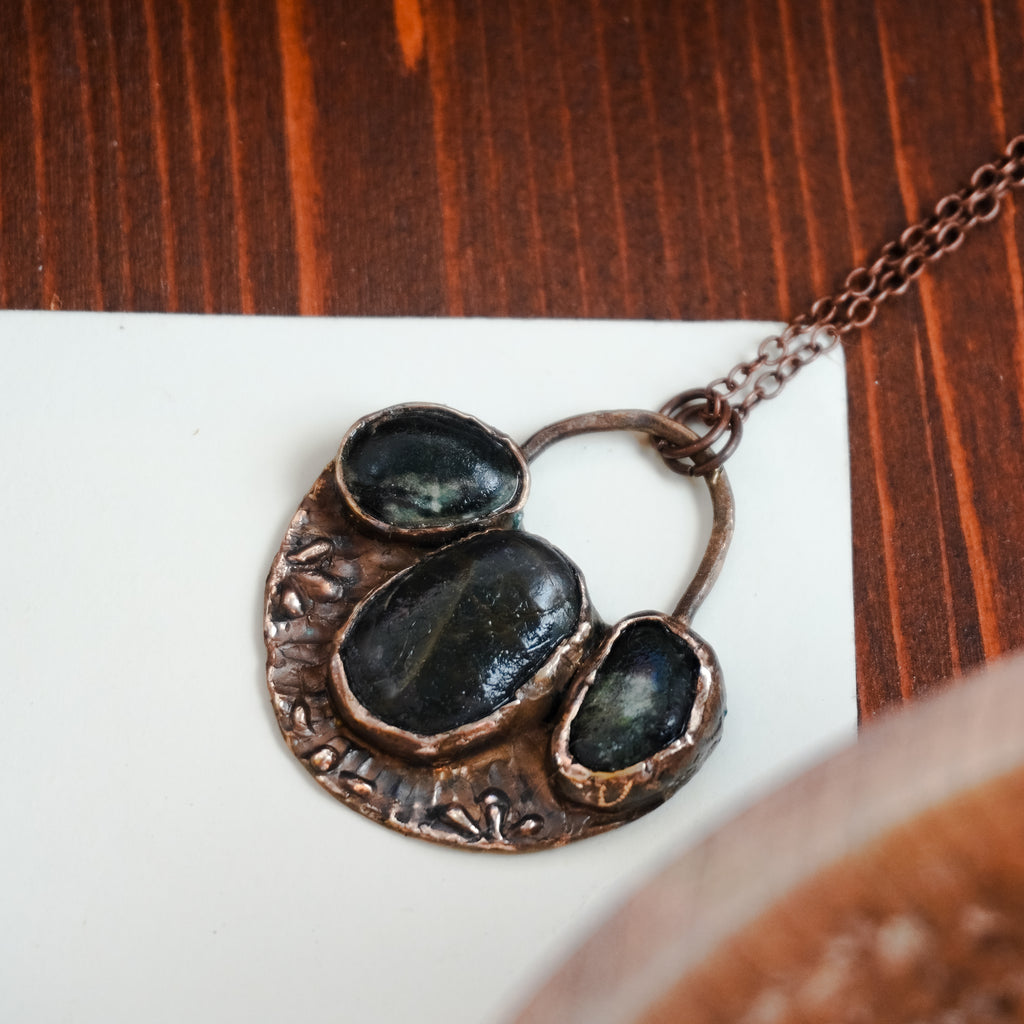 Collana con pietre di fiume