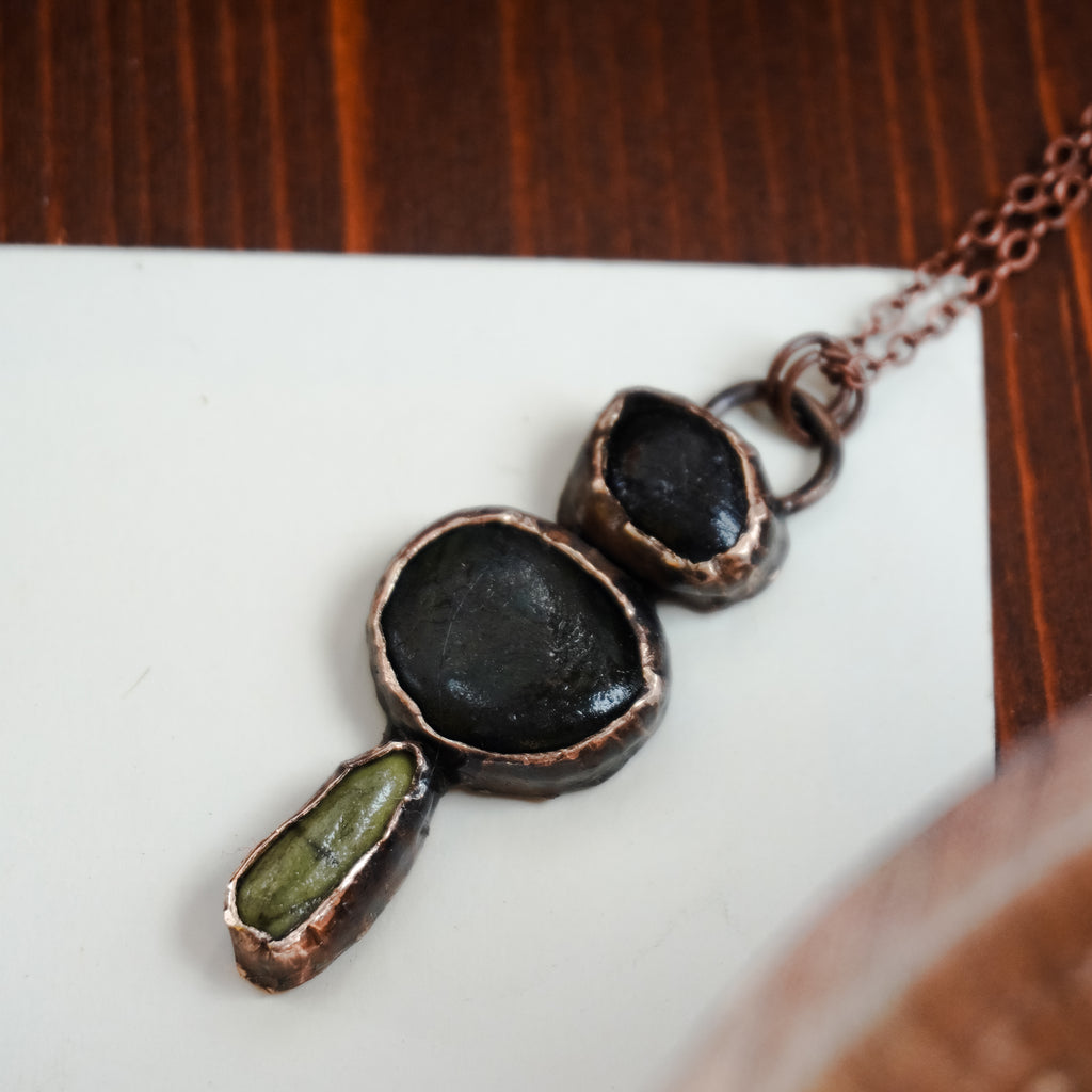 Collana con pietre di fiume