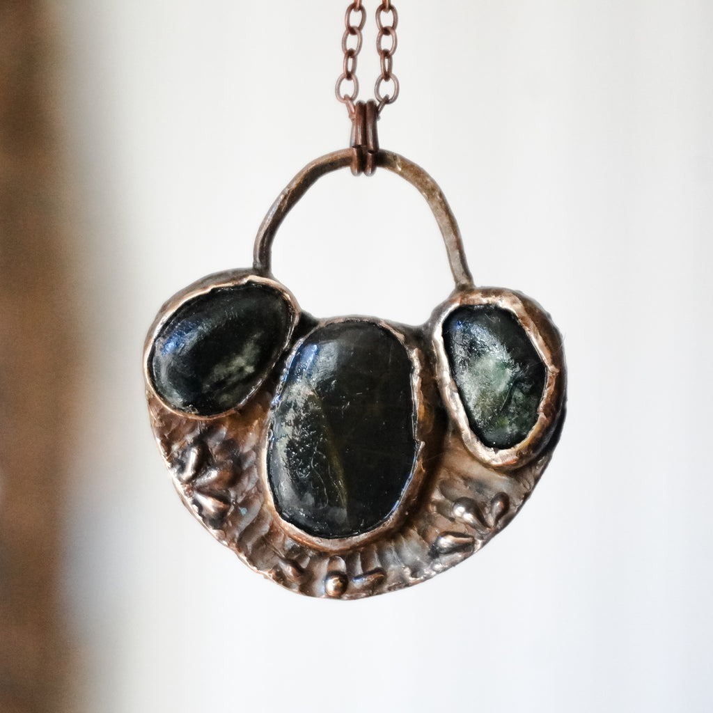 Collana con pietre di fiume