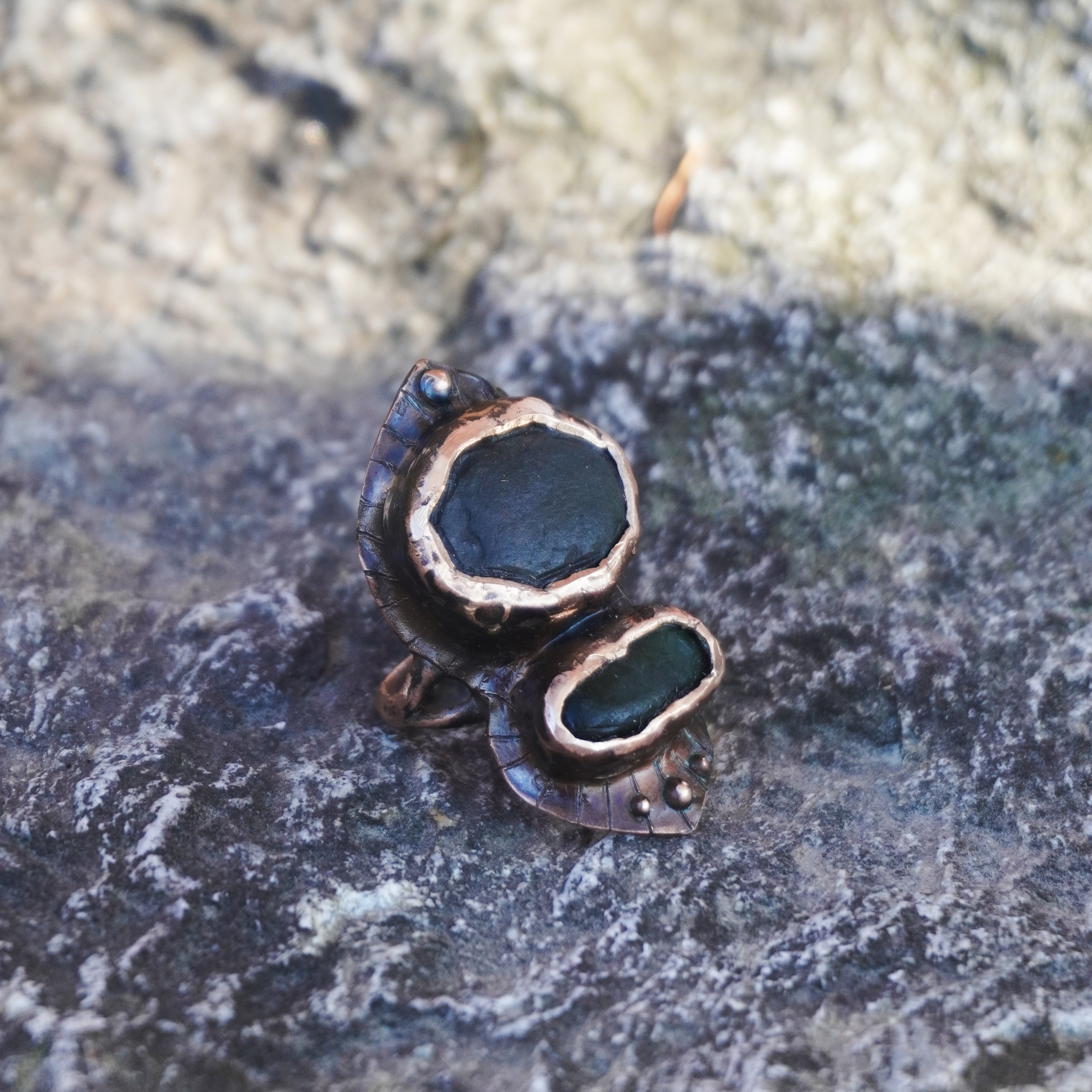 Anello con pietre di fiume