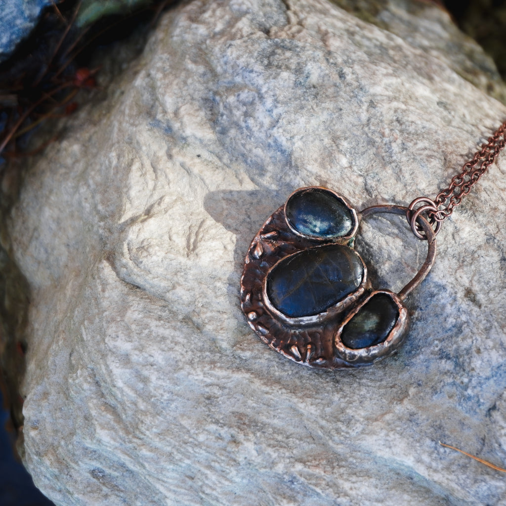 Collana con pietre di fiume