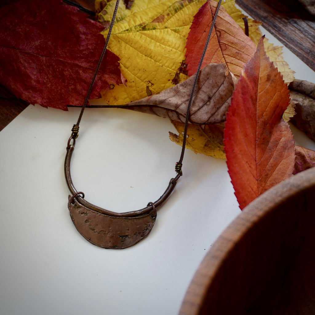 Collana minimal con mezzaluna