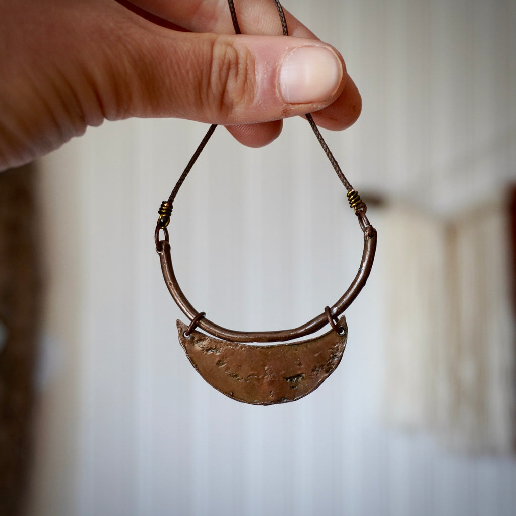 Collana minimal con mezzaluna