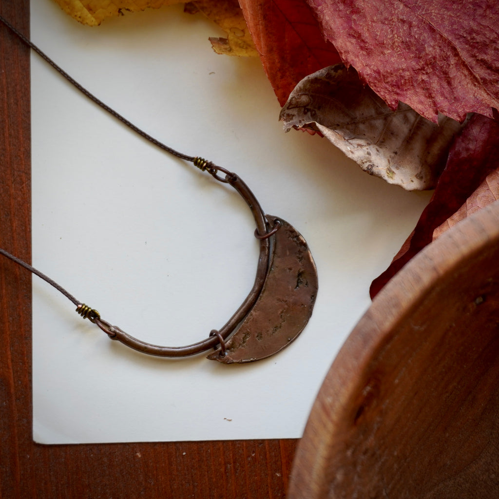 Collana minimal con mezzaluna