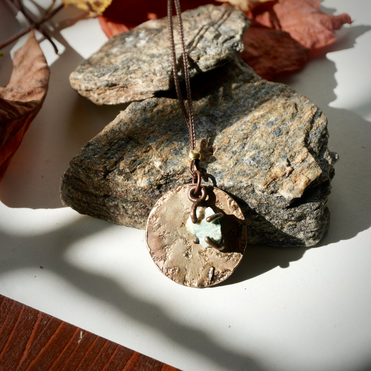Collana pendente con cerchio e pietra verde acqua