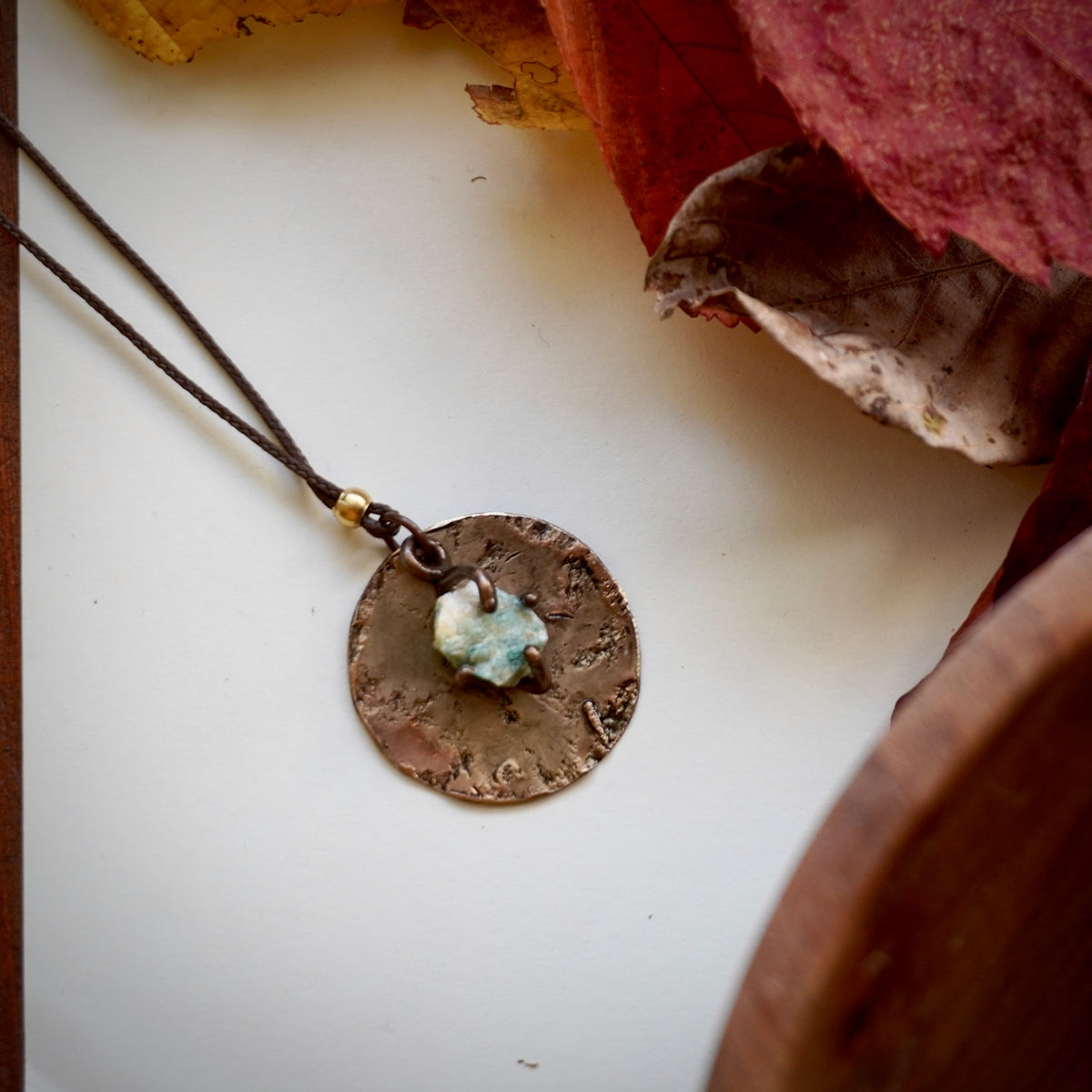 Collana pendente con cerchio e pietra verde acqua