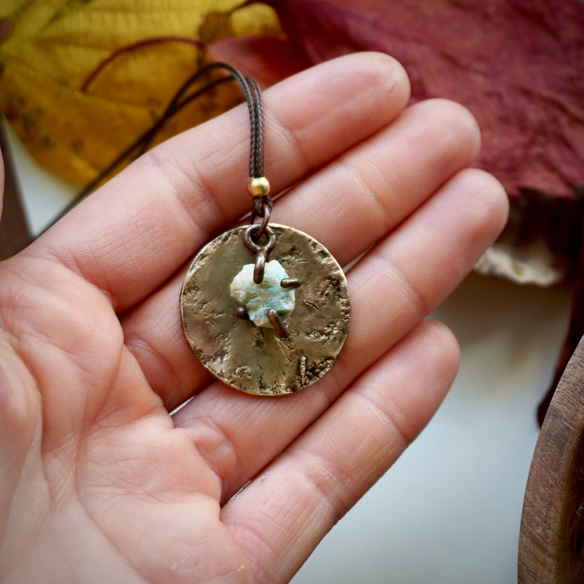 Collana pendente con cerchio e pietra verde acqua