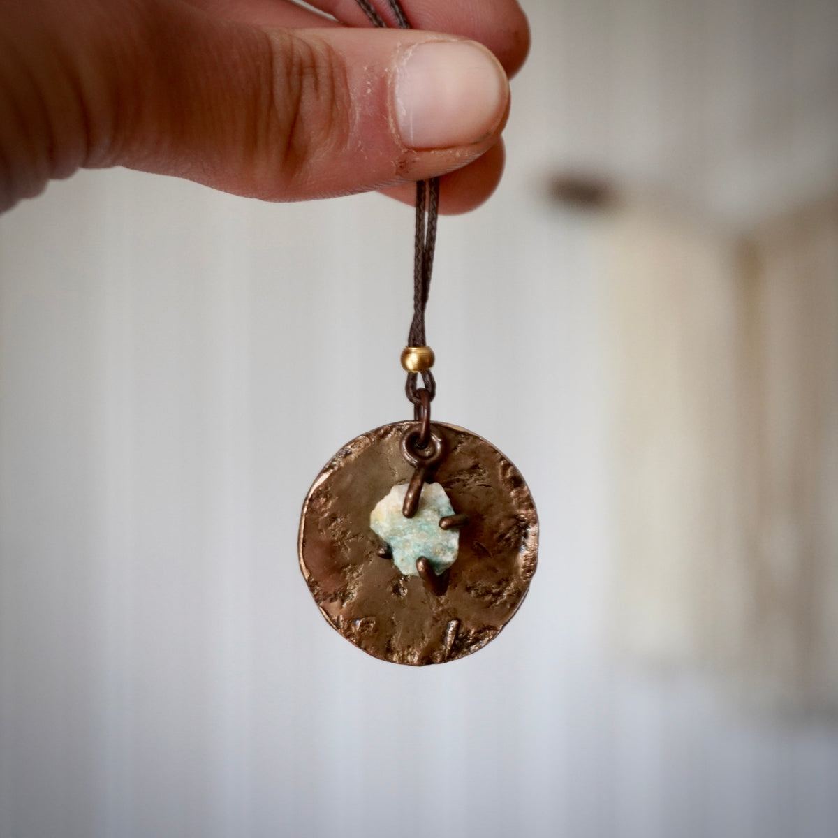 Collana pendente con cerchio e pietra verde acqua