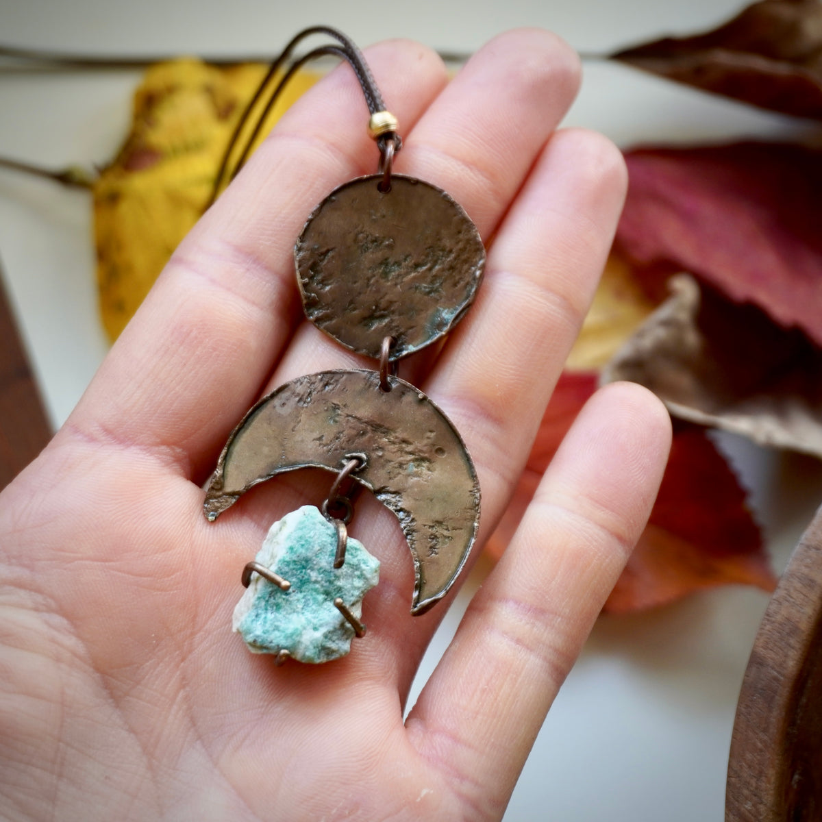 Collana pendente con pietra verde acqua e mezzaluna