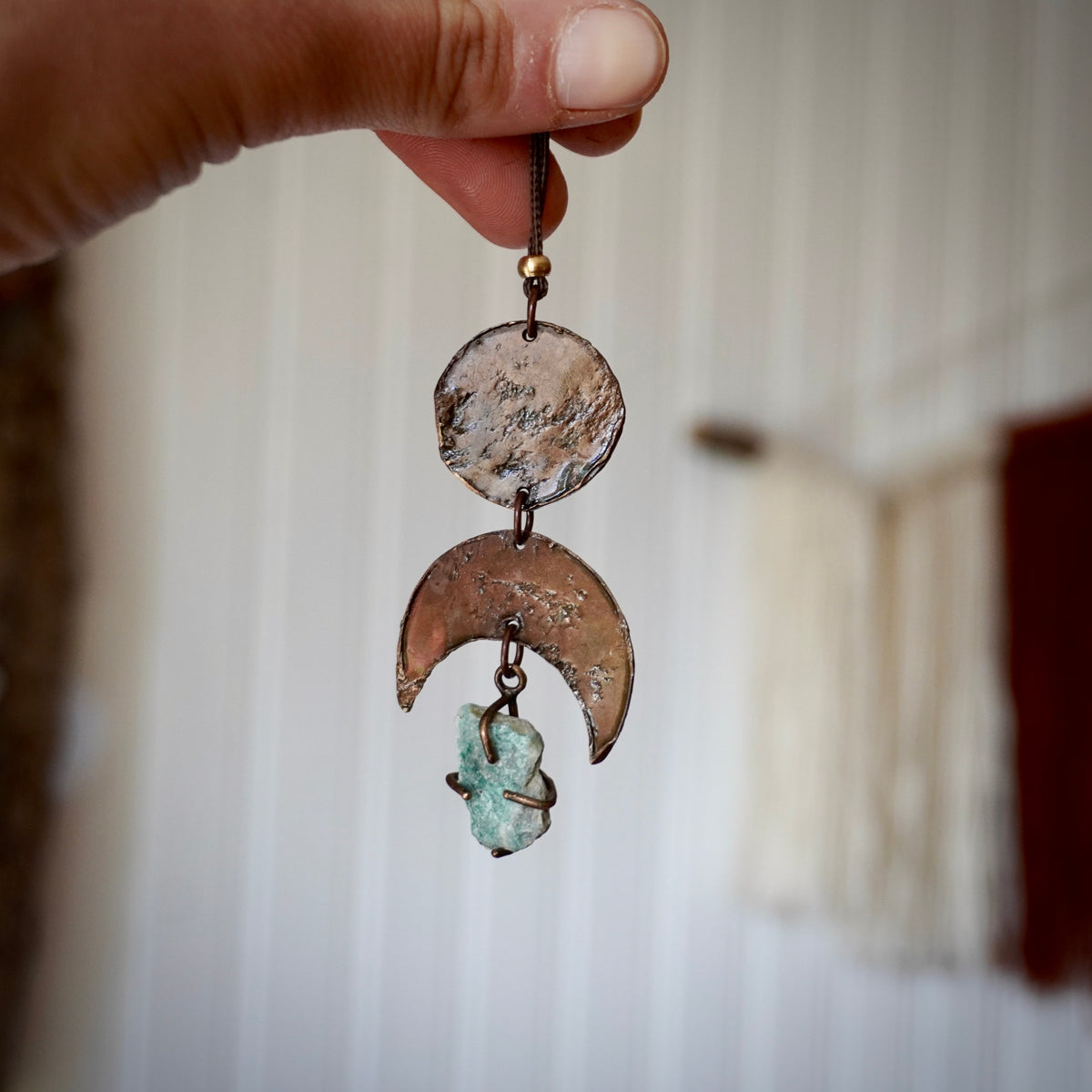 Collana pendente con pietra verde acqua e mezzaluna