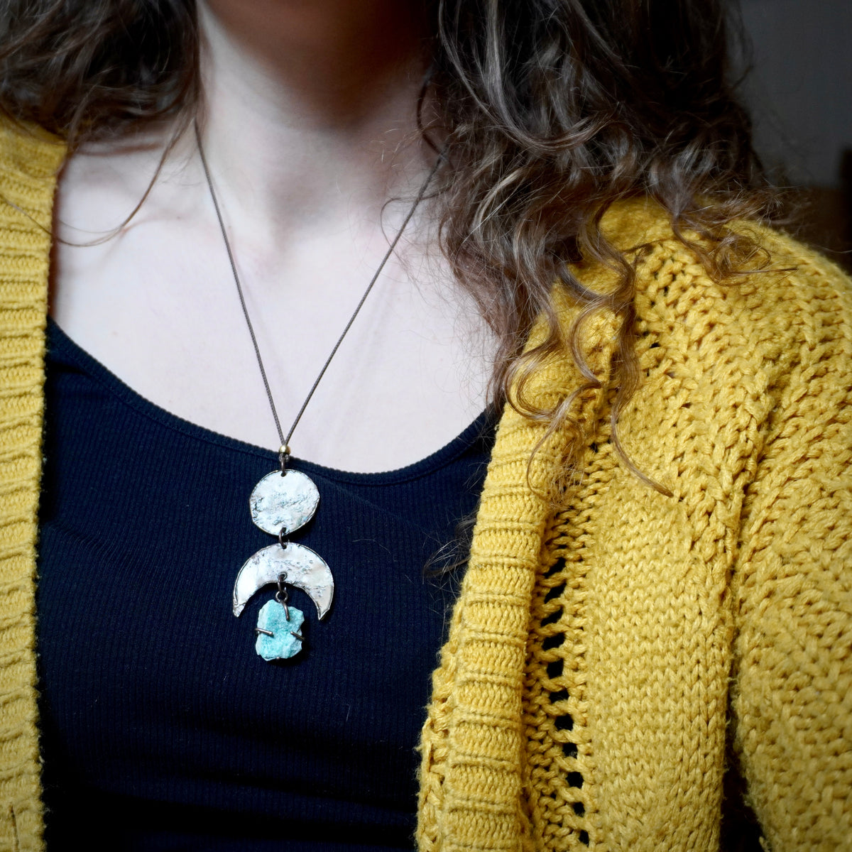 Collana pendente con pietra verde acqua e mezzaluna