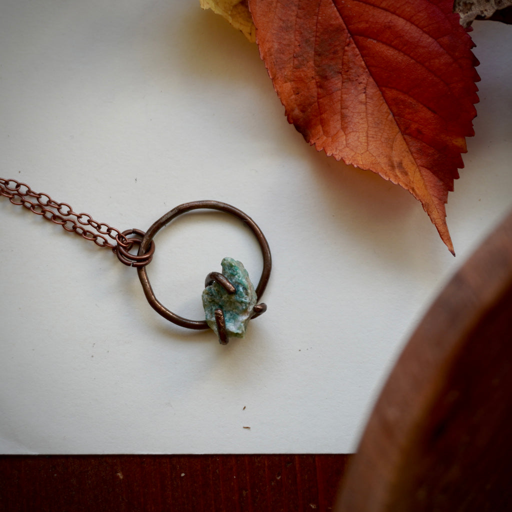Collana semplice con cerchietto e pietra verde acqua