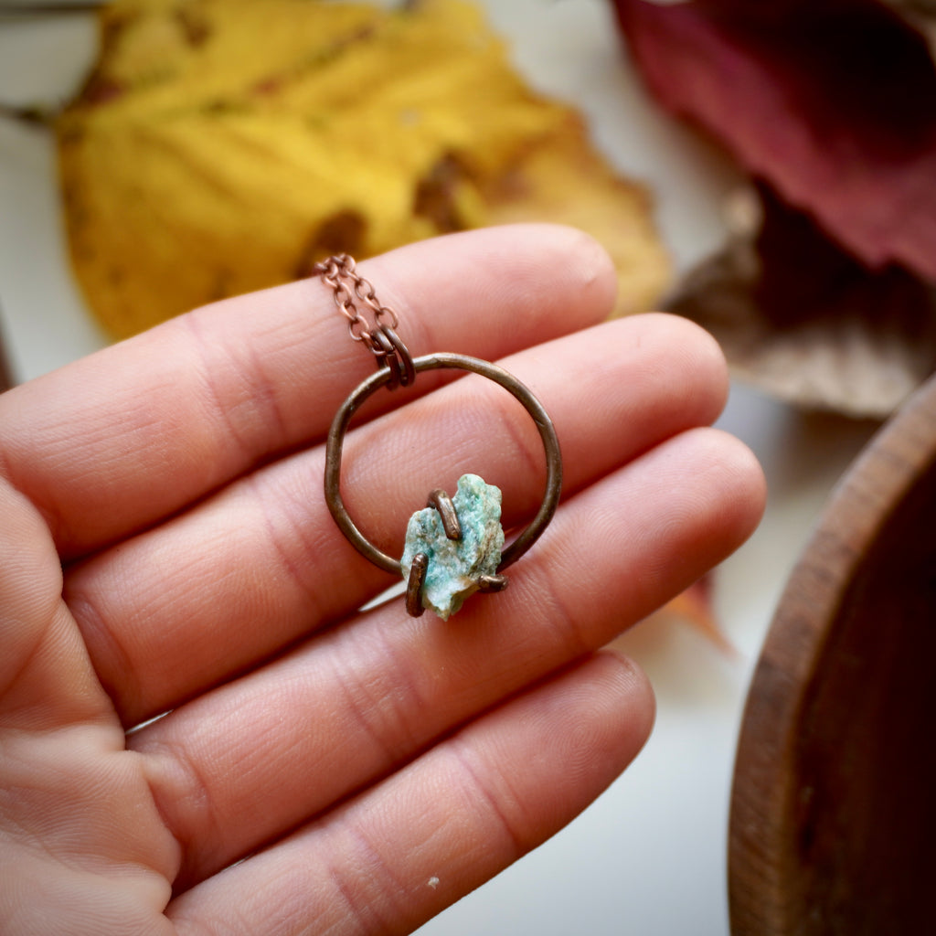 Collana semplice con cerchietto e pietra verde acqua
