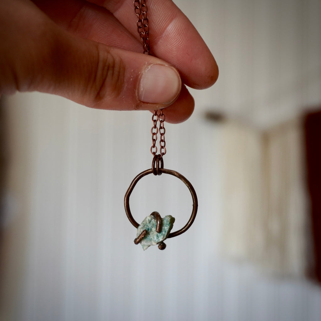 Collana semplice con cerchietto e pietra verde acqua