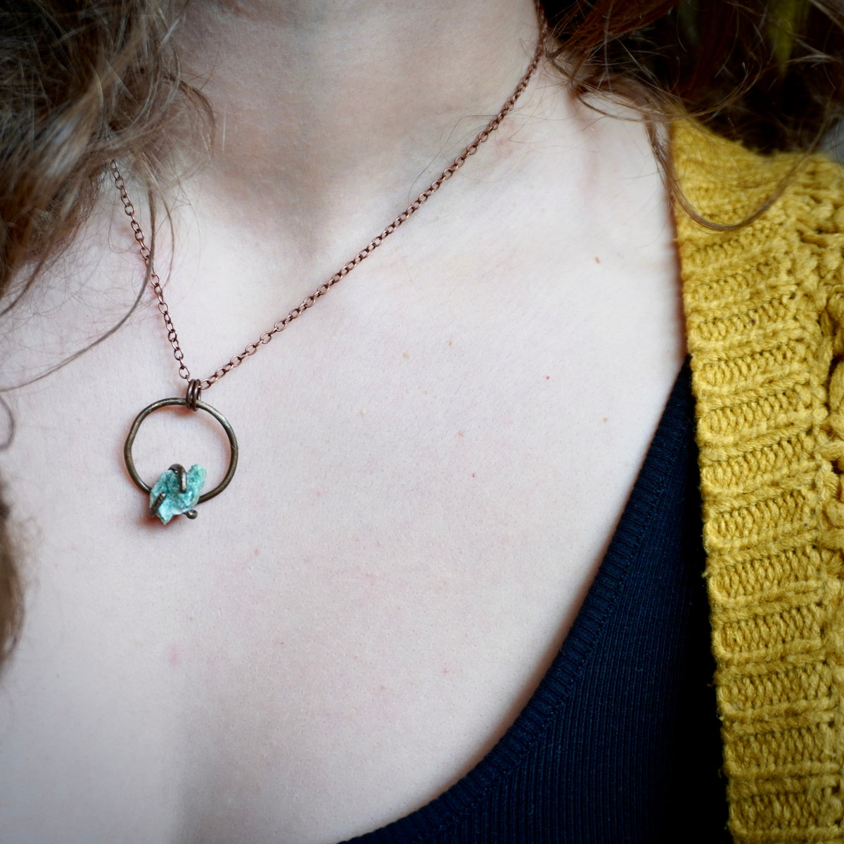Collana semplice con cerchietto e pietra verde acqua