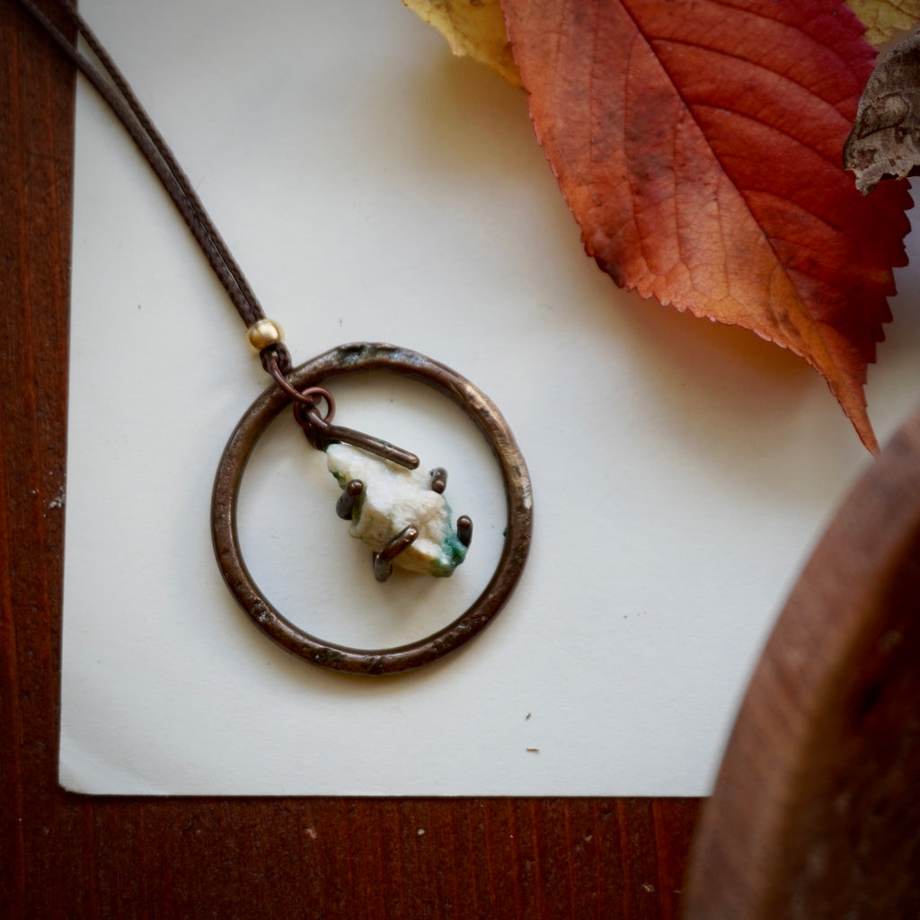 Collana semplice con cerchietto mobile e pietra verde acqua