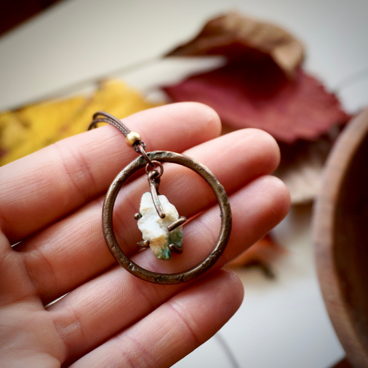 Collana semplice con cerchietto mobile e pietra verde acqua