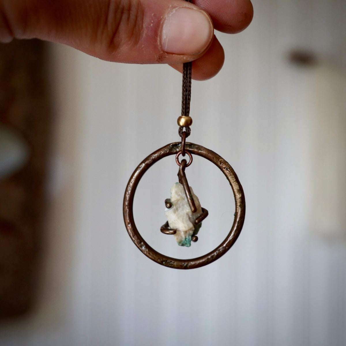 Collana semplice con cerchietto mobile e pietra verde acqua