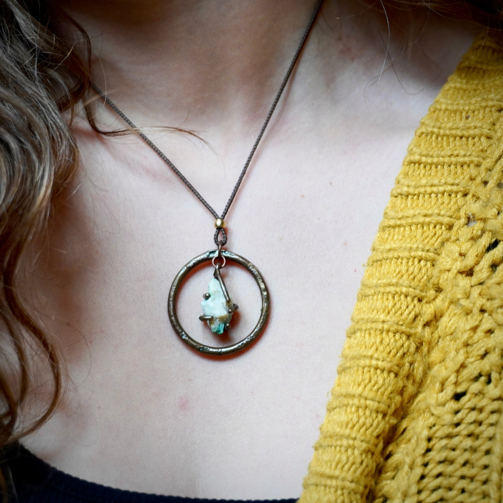 Collana semplice con cerchietto mobile e pietra verde acqua