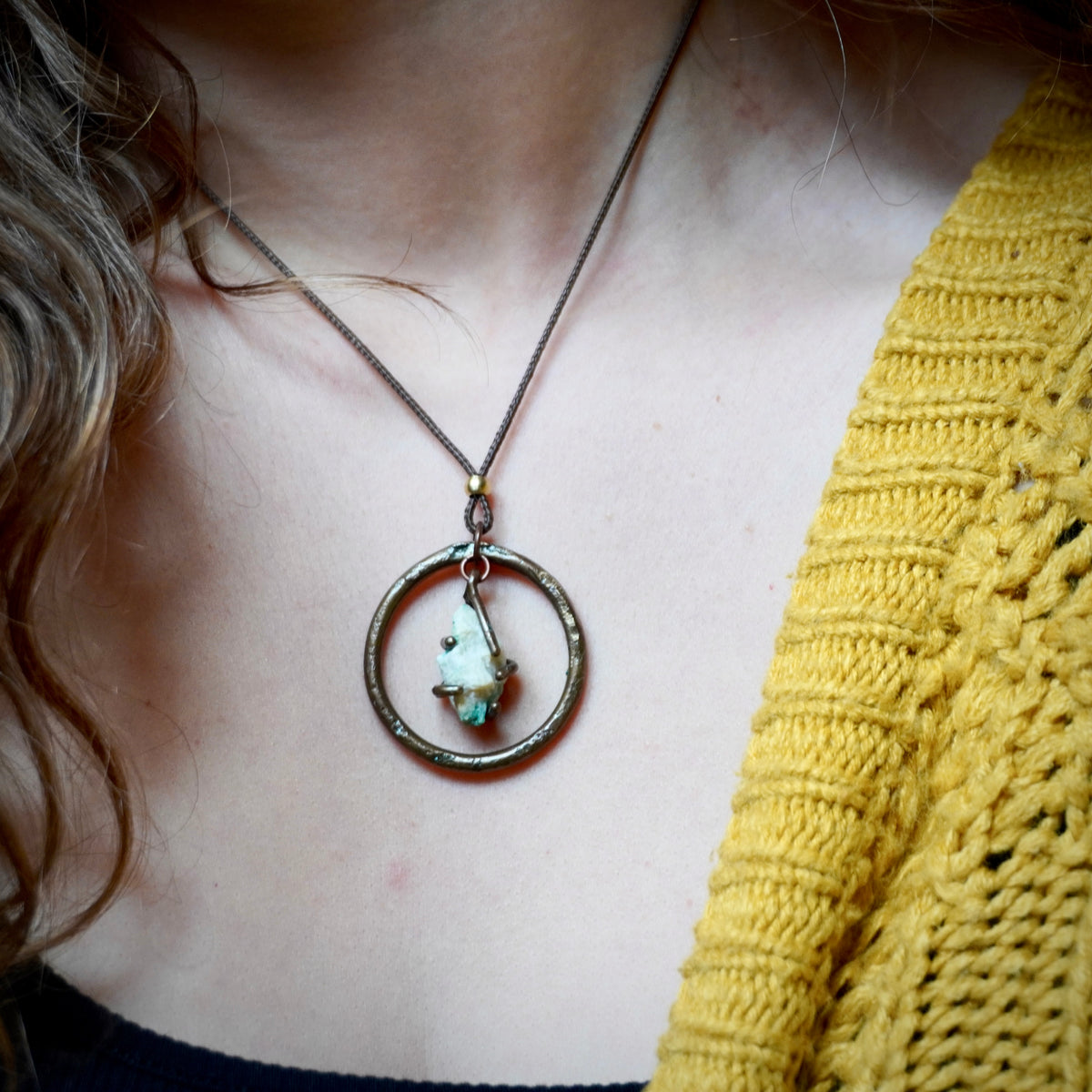 Collana semplice con cerchietto mobile e pietra verde acqua