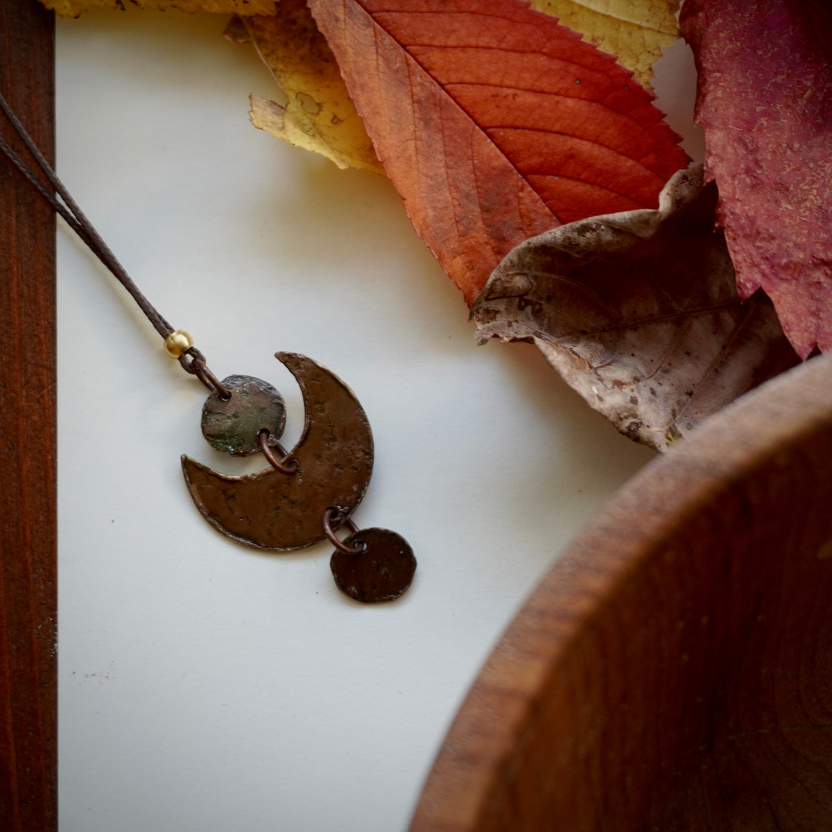 Collana con cerchietti e mezzaluna