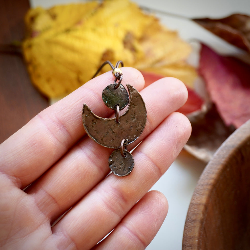 Collana con cerchietti e mezzaluna